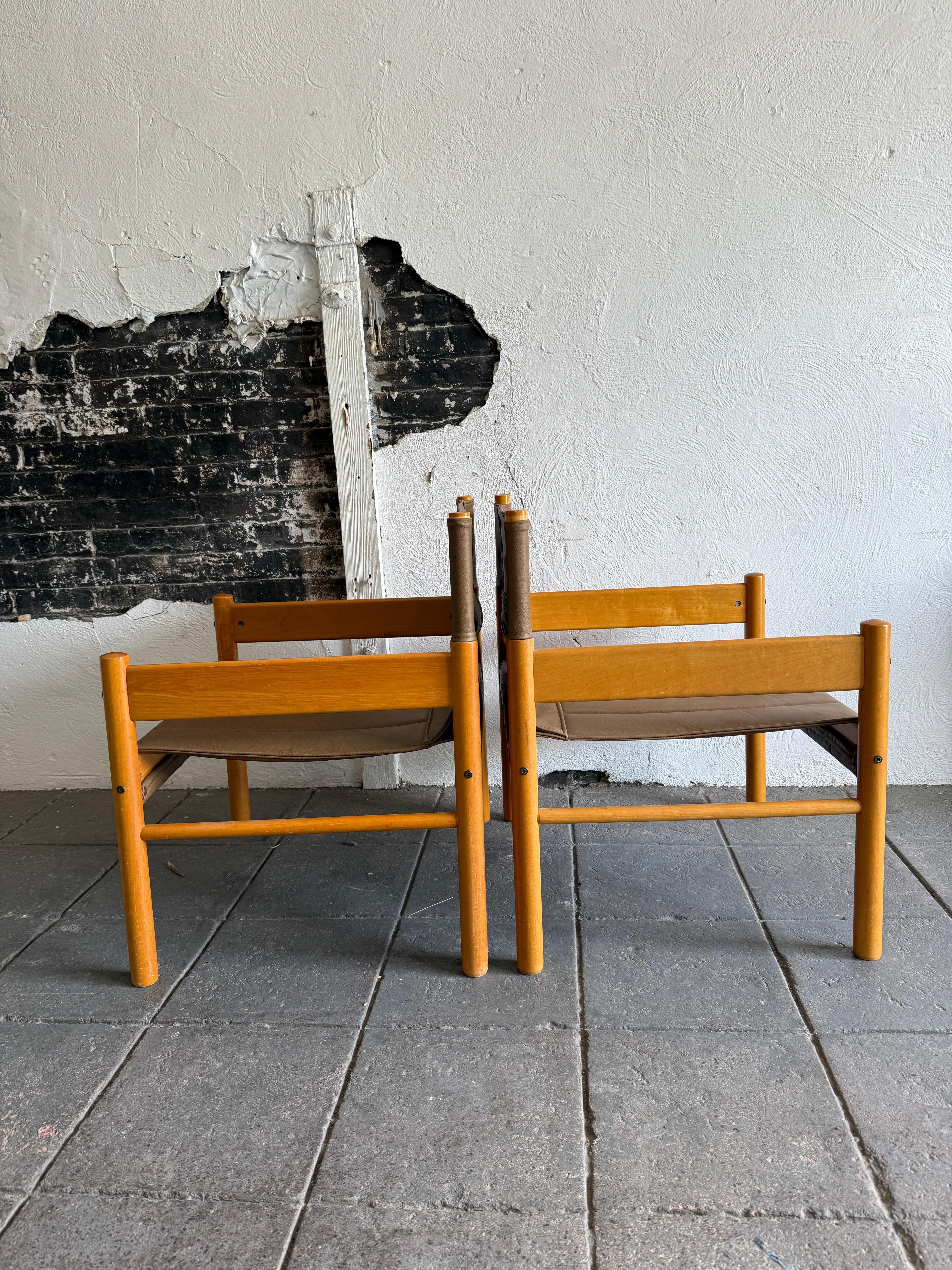 Pareja de sillas de salón Safari Sling de cuero marfil modernas brasileñas de mediados de siglo Moderno de mediados de siglo en venta
