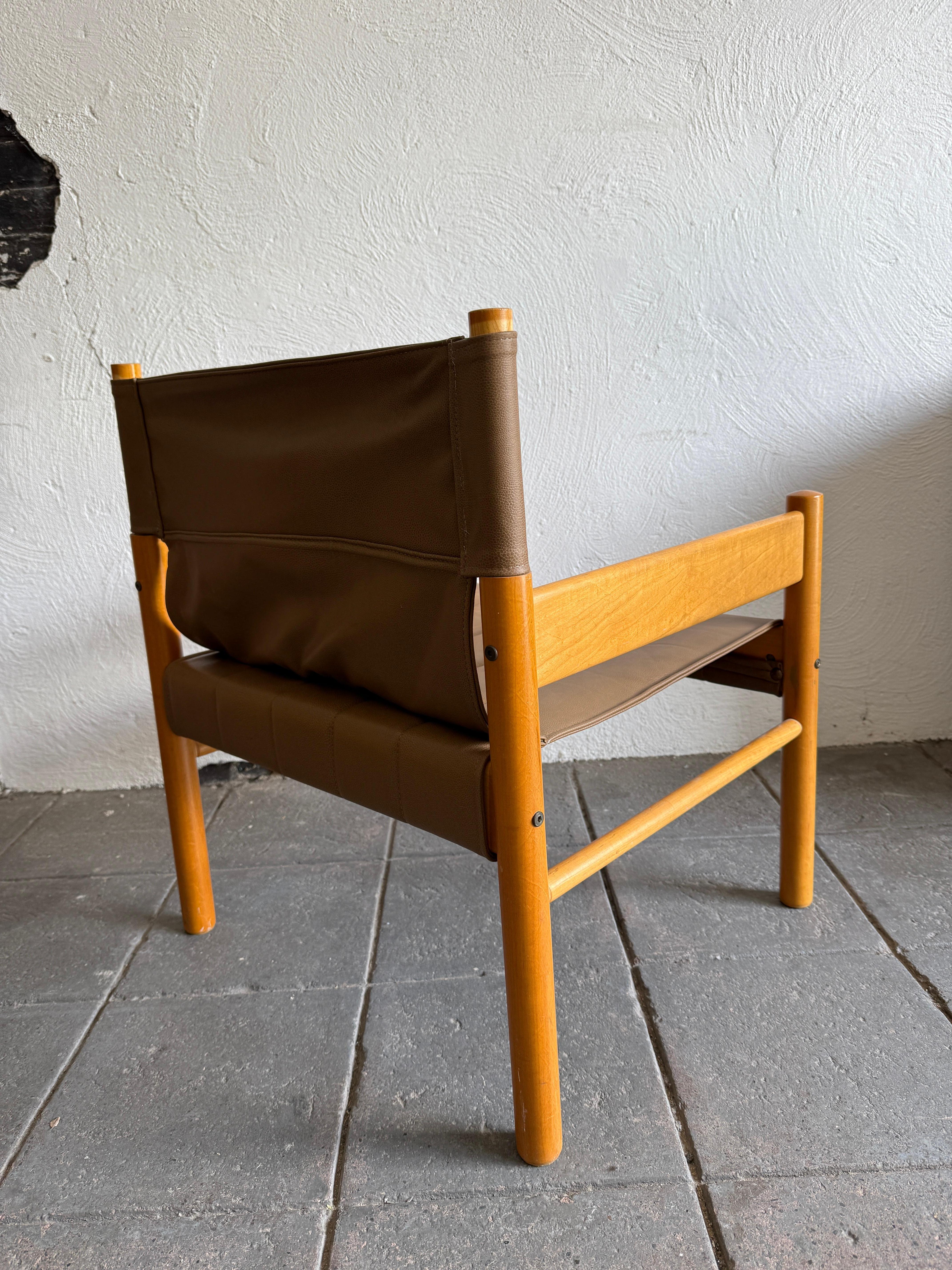Pareja de sillas de salón Safari Sling de cuero marfil modernas brasileñas de mediados de siglo mediados del siglo XX en venta