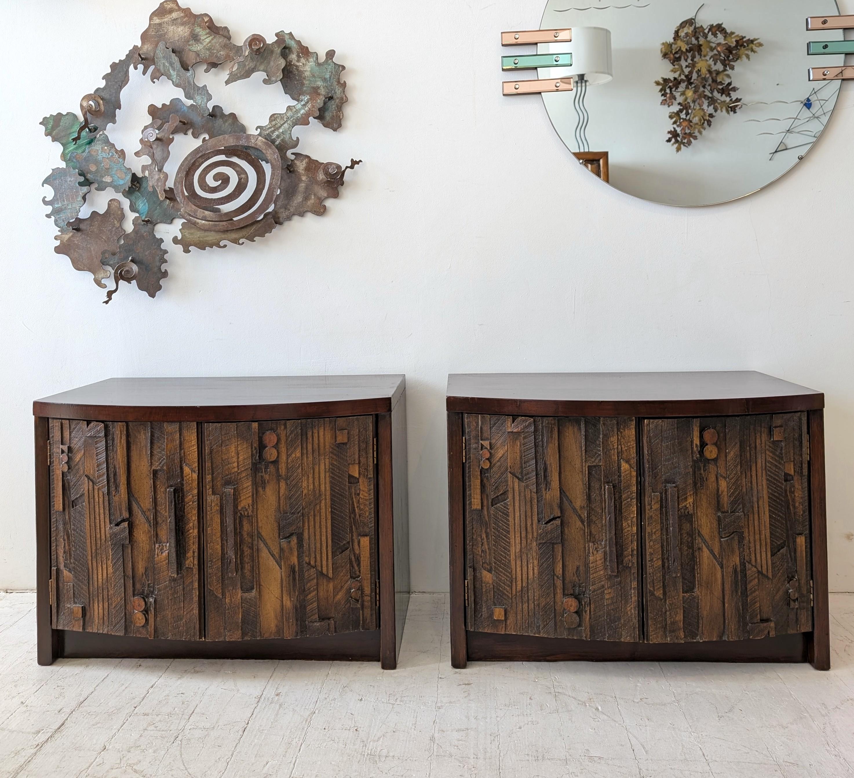 Paire d'armoires / tables de nuit Brutalist 'Pueblo' par Lane Furniture, USA 1970. Idéal pour la chambre à coucher ou le salon. 
Placage de noyer avec motif abstrait en résine en relief sur les portes. À l'intérieur des portes se trouvent des