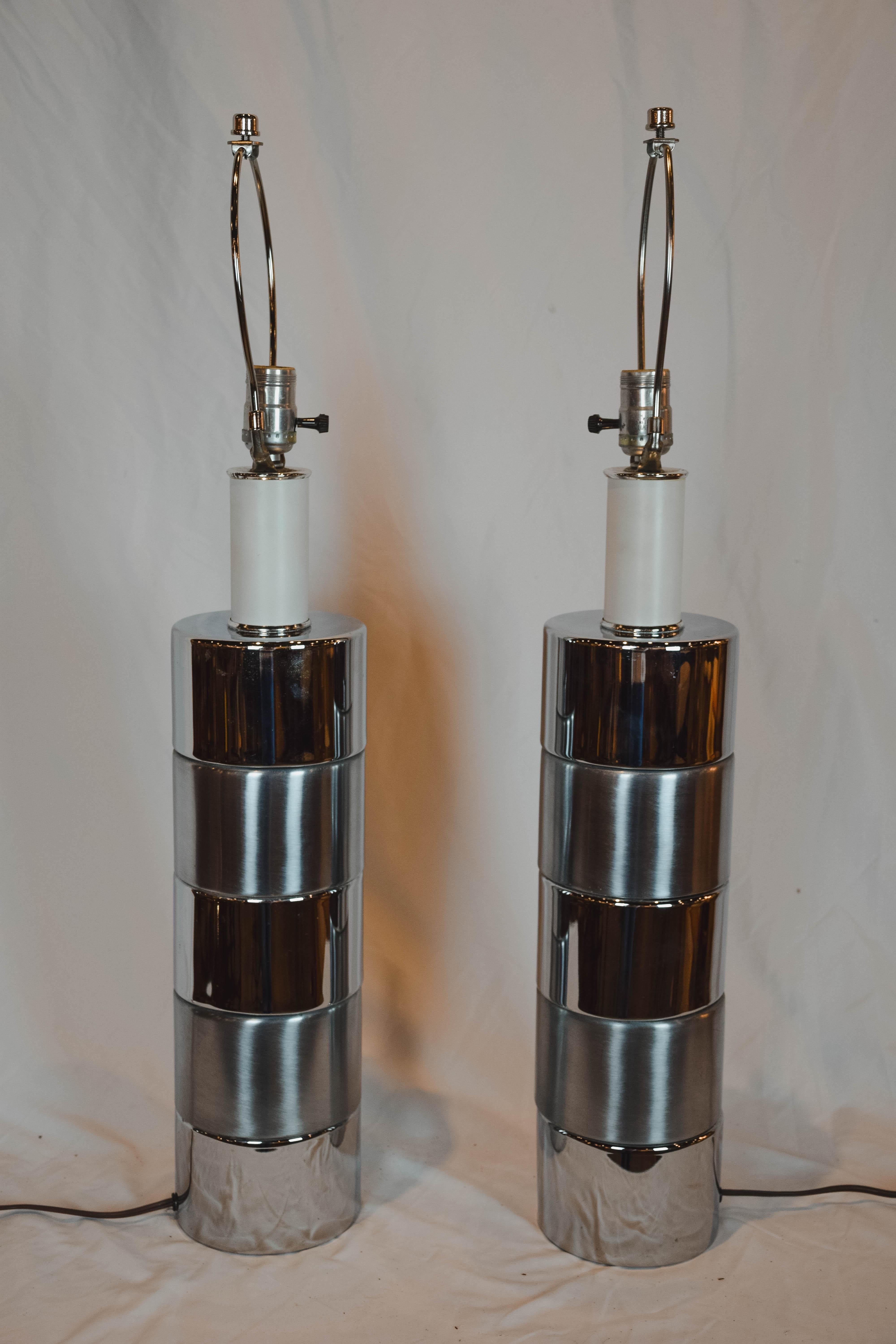 Pair of Midcentury Brutalist Style Chrome Cylinder Table Lamps In Good Condition In Houston, TX