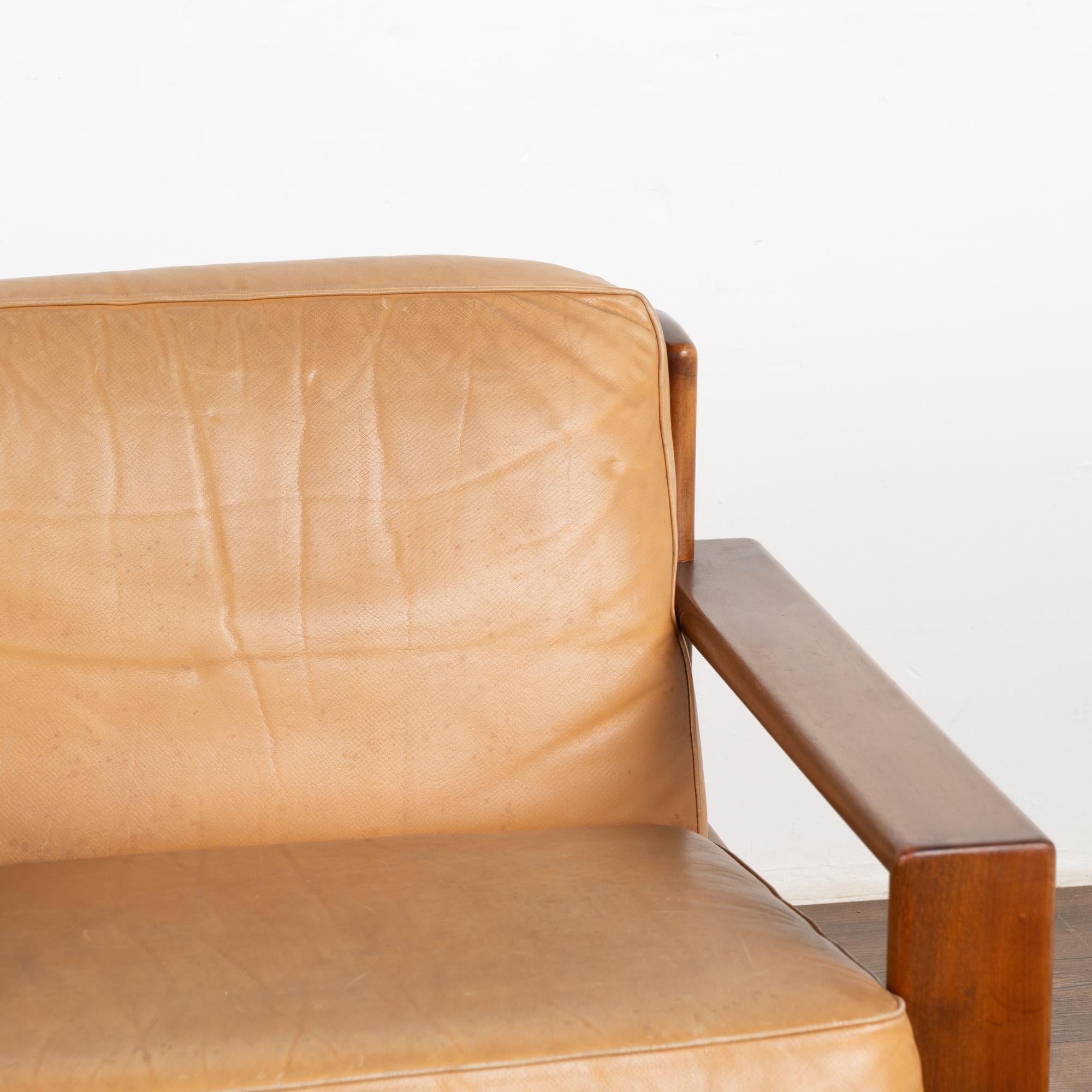 Paar Kamelleder-Sessel aus der Mitte des Jahrhunderts, Dänemark um 1960 im Zustand „Gut“ im Angebot in Round Top, TX
