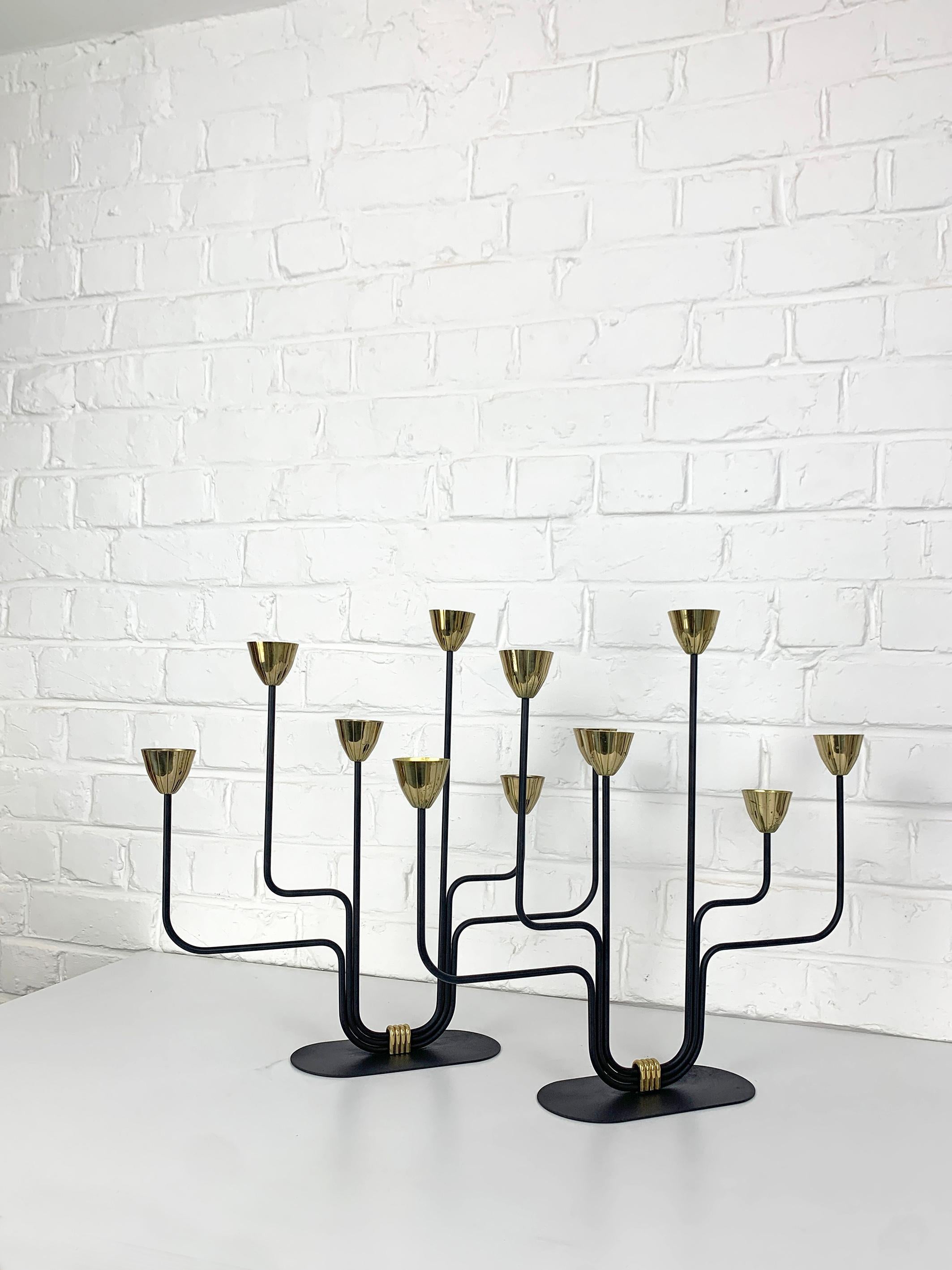 Scandinave moderne Paire de candélabres du milieu du siècle en laiton et métal Gunnar Ander Ystad Metall Suède en vente