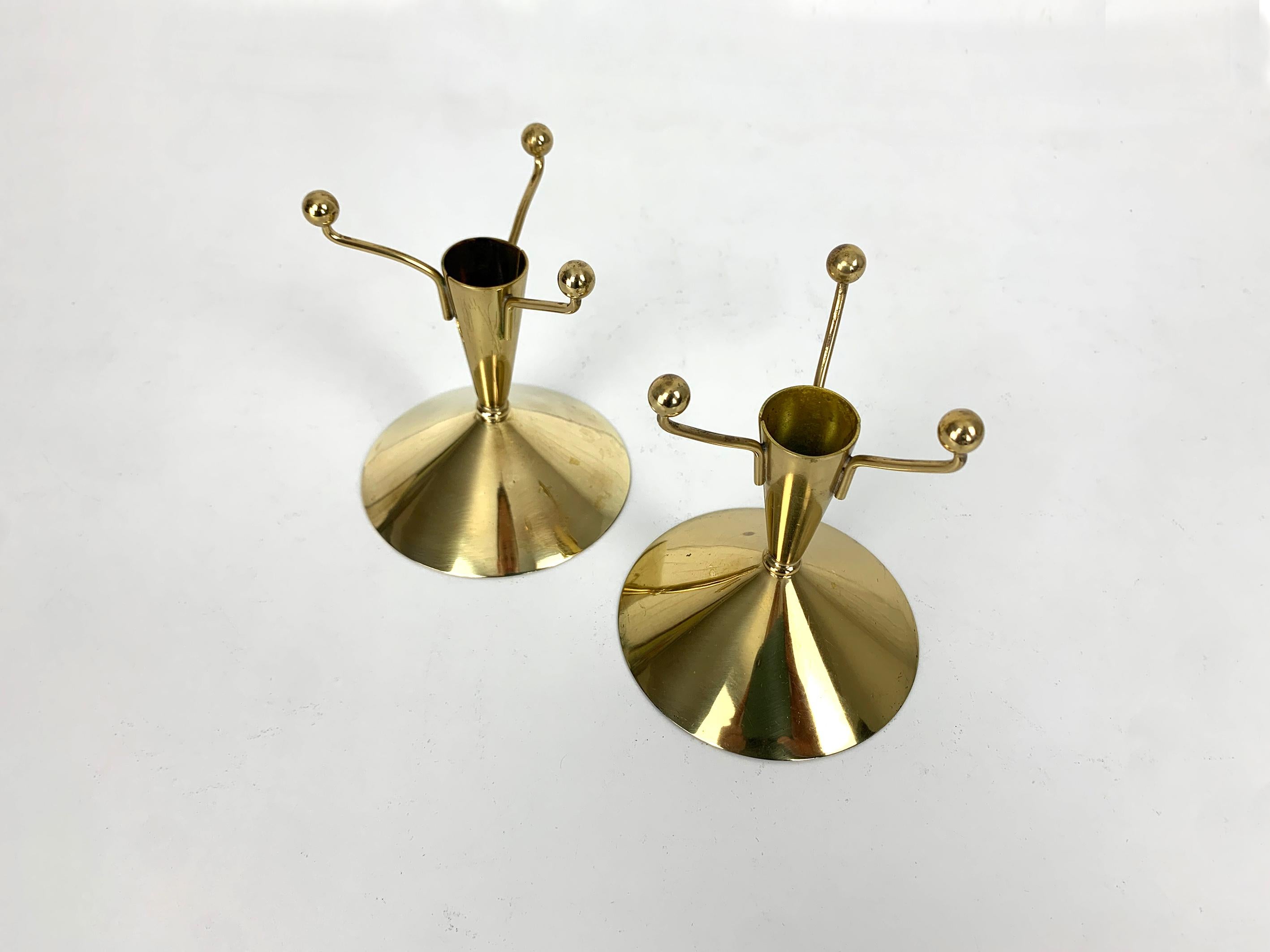 Scandinave moderne Paire de chandeliers du milieu du siècle en laiton de Gunnar Ander Ystad Metall Suède en vente