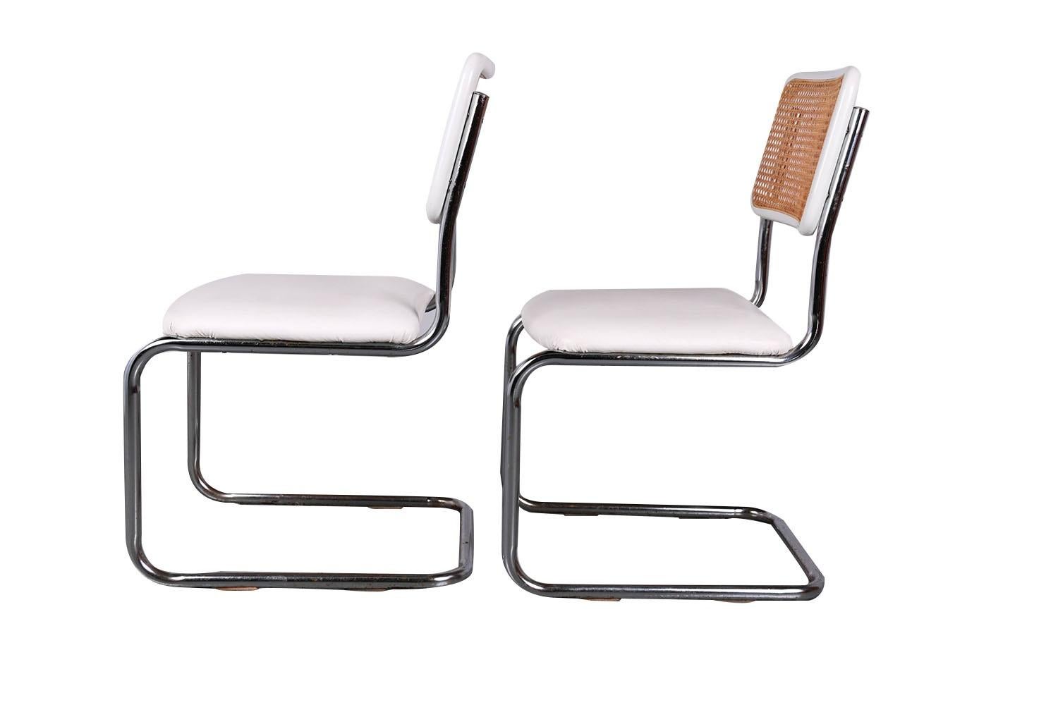 Une paire de chaises cantilever en bois courbé du milieu du siècle dernier, basée sur un design de Marcel Breuer. Il présente un magnifique design moderniste en porte-à-faux chromé, fait de bois et de cannes tissées à la main, des cadres tubulaires