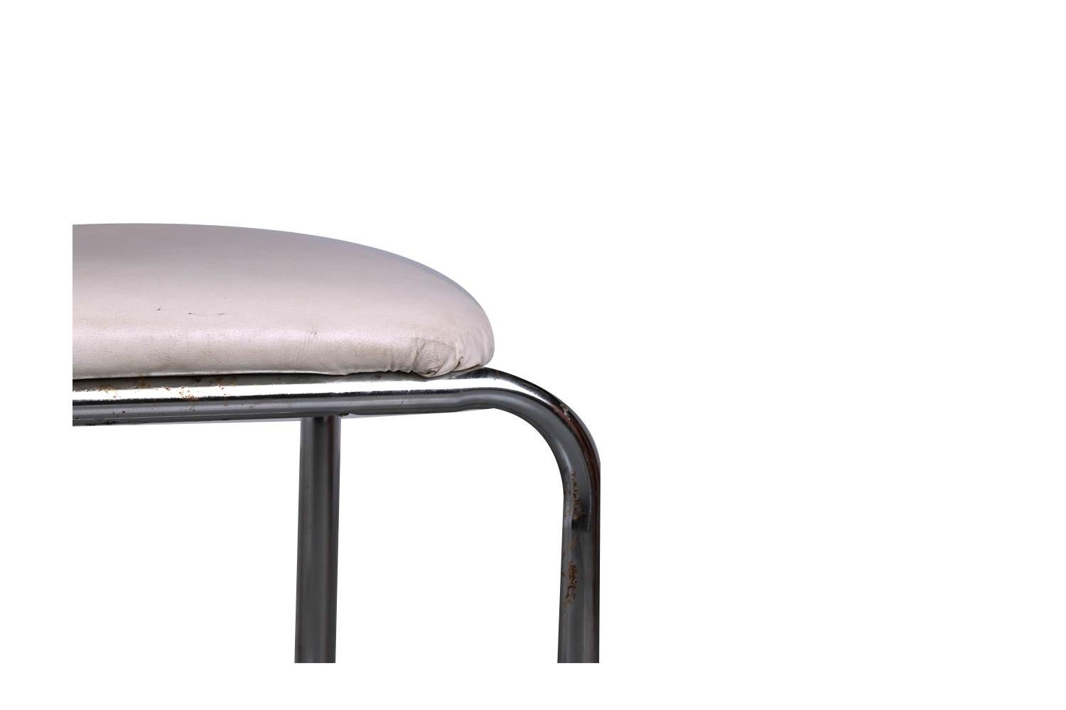 Fin du 20e siècle Paire de chaises en porte-à-faux en bois cintré blanc du milieu du siècle dernier en vente