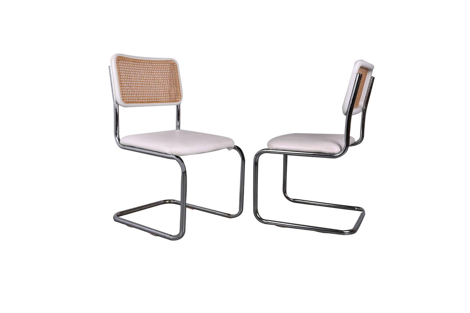 Paire de chaises en porte-à-faux en bois cintré blanc du milieu du siècle dernier en vente 1