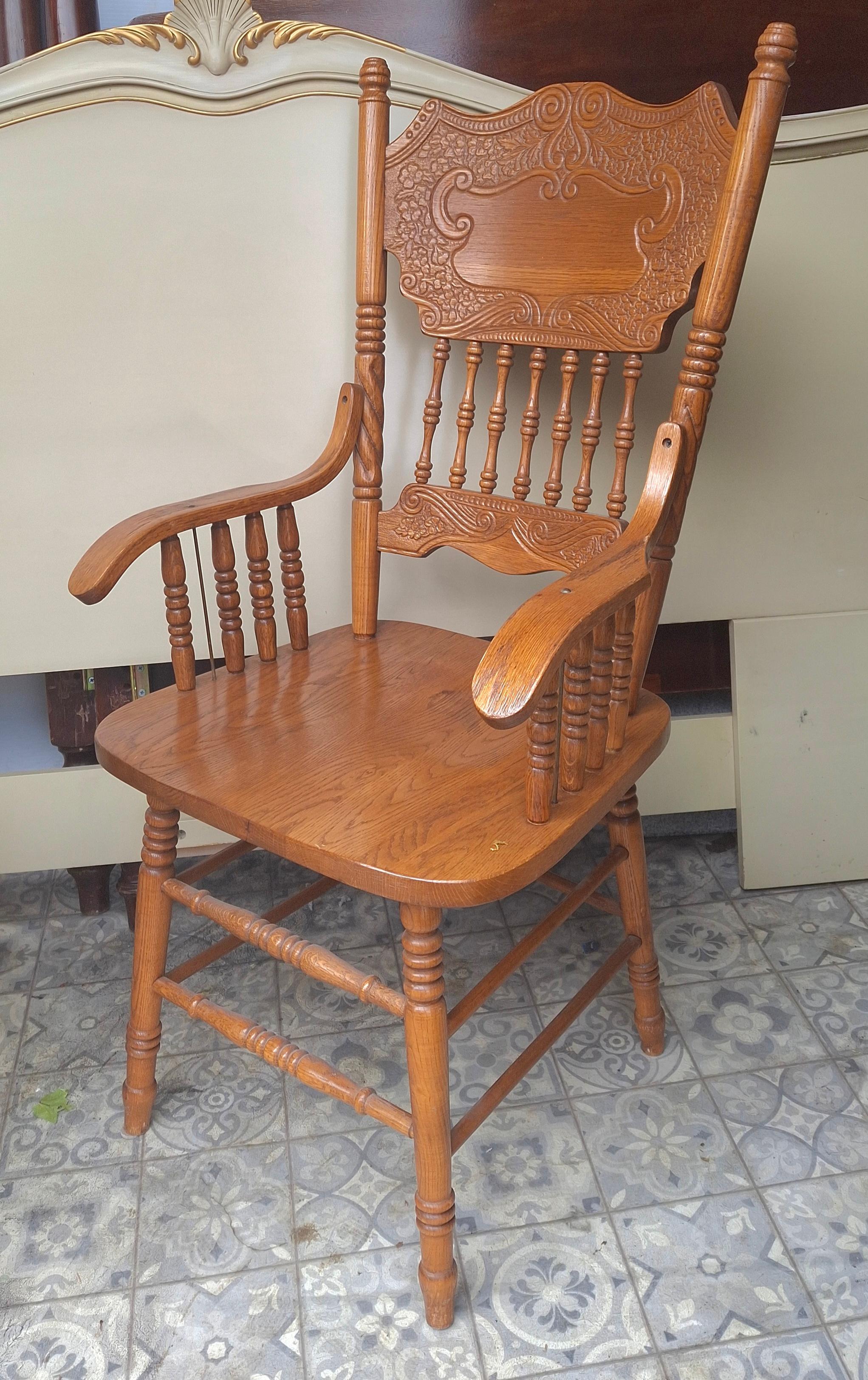 Pareja de sillones Presback de roble tallado de mediados de siglo en venta 2