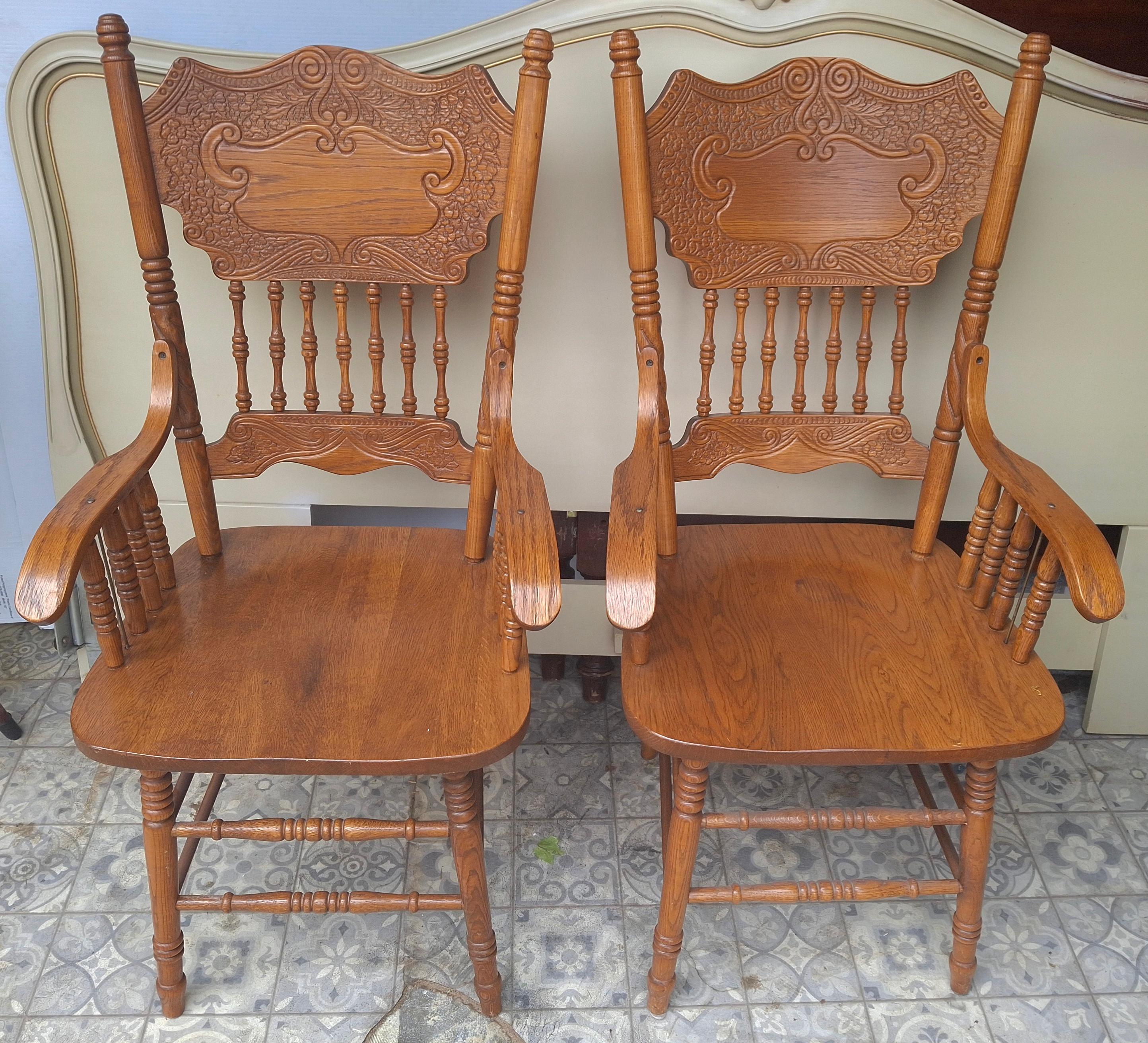 Pareja de sillones Presback de roble tallado de mediados de siglo Estadounidense en venta