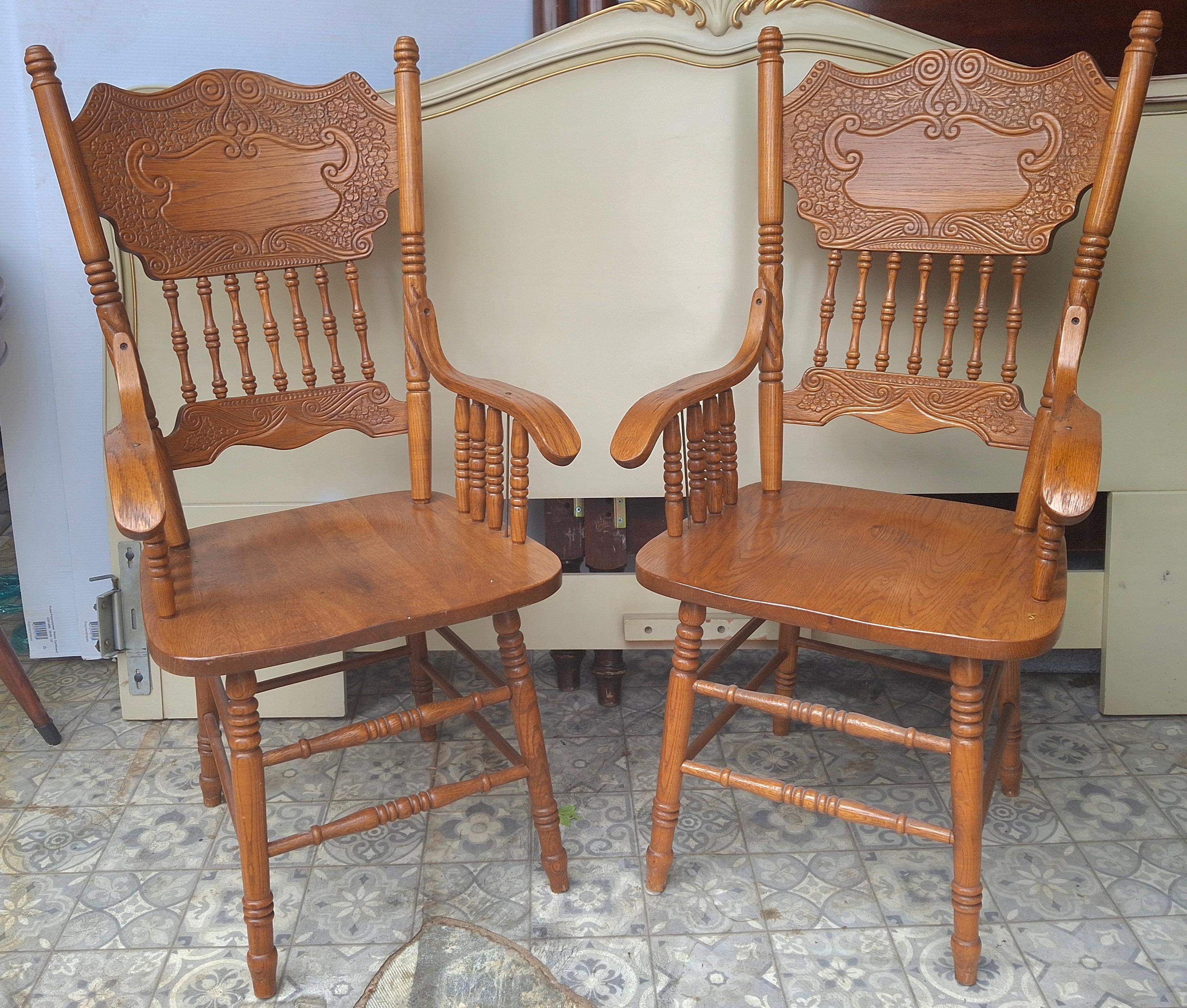 Pareja de sillones Presback de roble tallado de mediados de siglo Tallado en venta