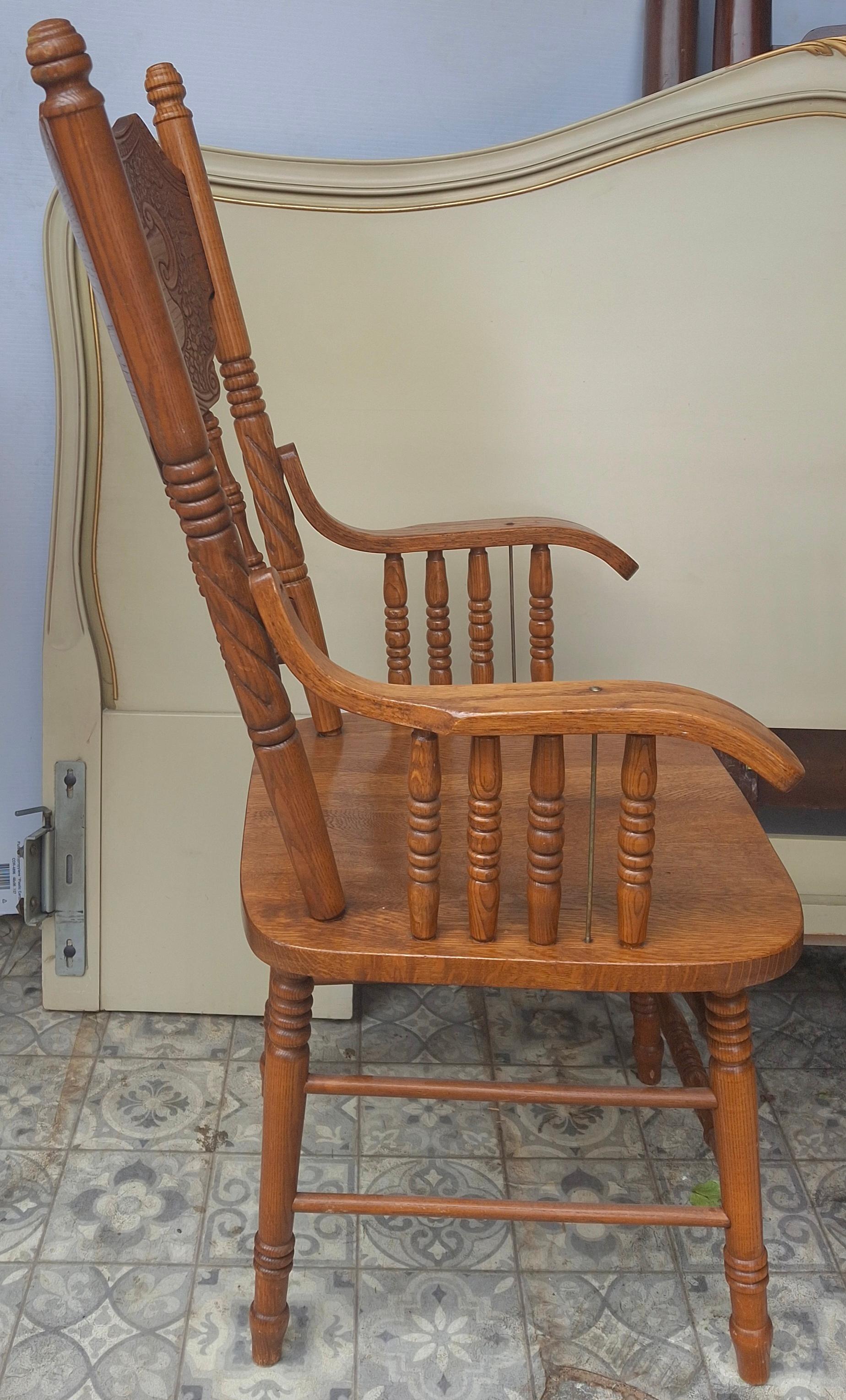 Pareja de sillones Presback de roble tallado de mediados de siglo siglo XX en venta