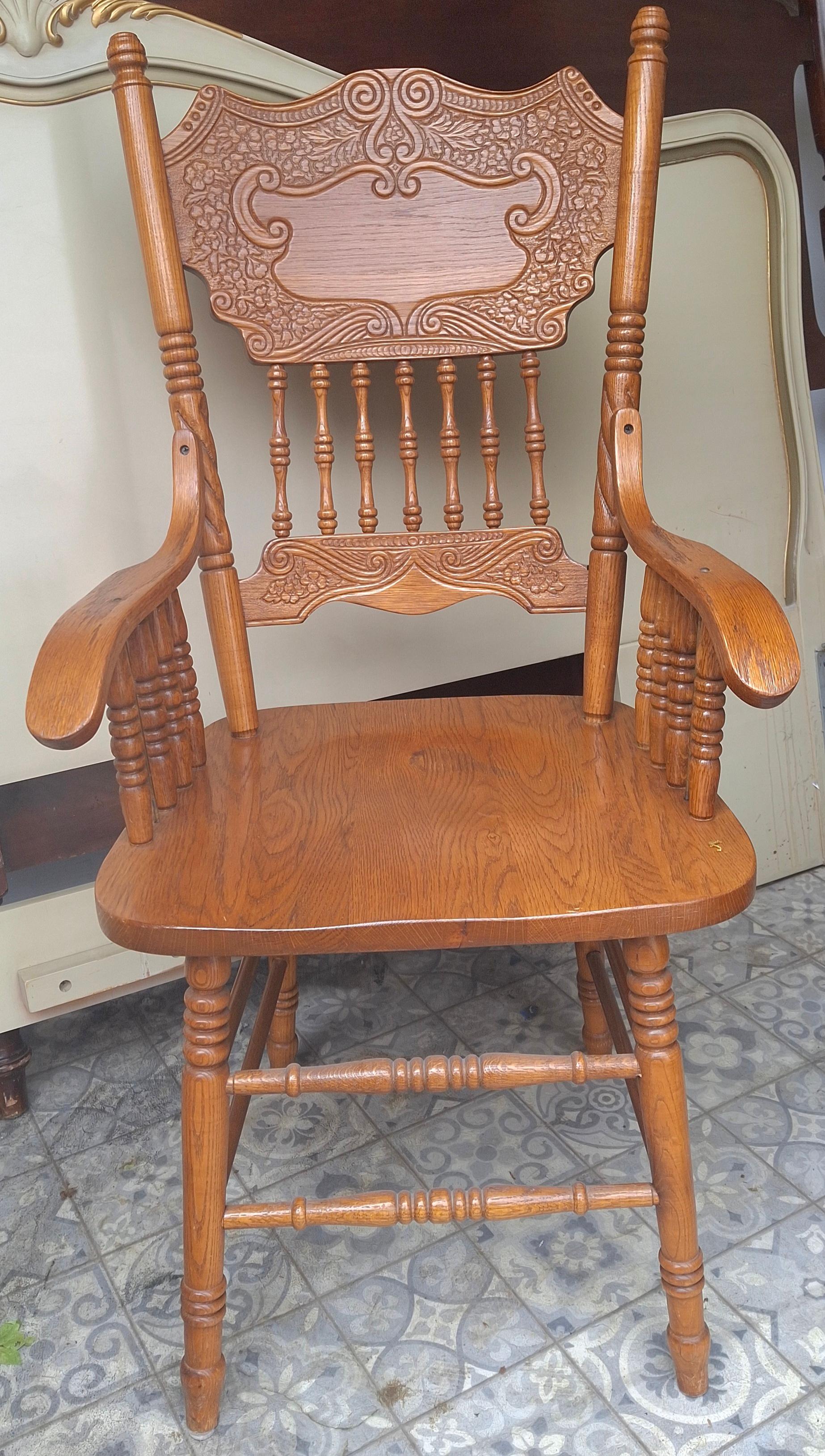 Pareja de sillones Presback de roble tallado de mediados de siglo Roble en venta