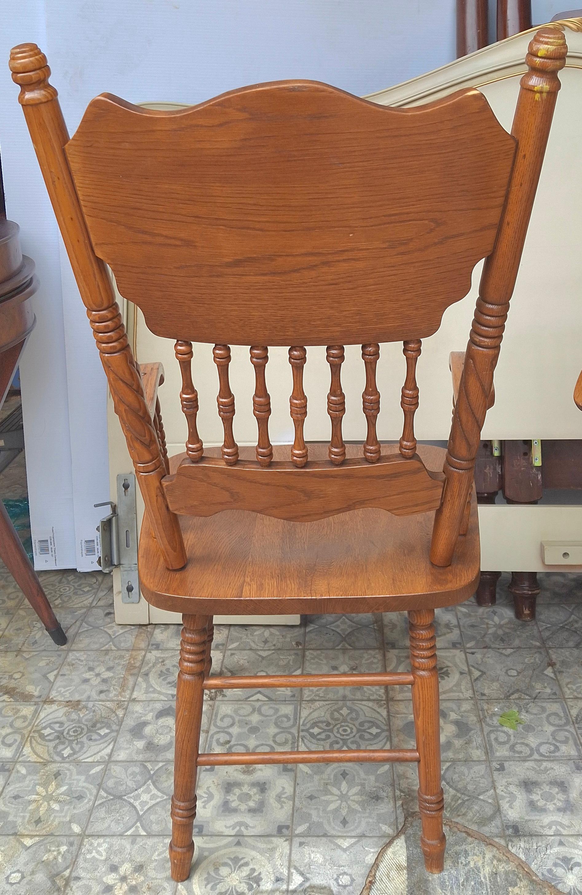 Pareja de sillones Presback de roble tallado de mediados de siglo en venta 1