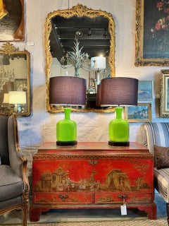 Paire de lampes en opaline ciselée du milieu du siècle