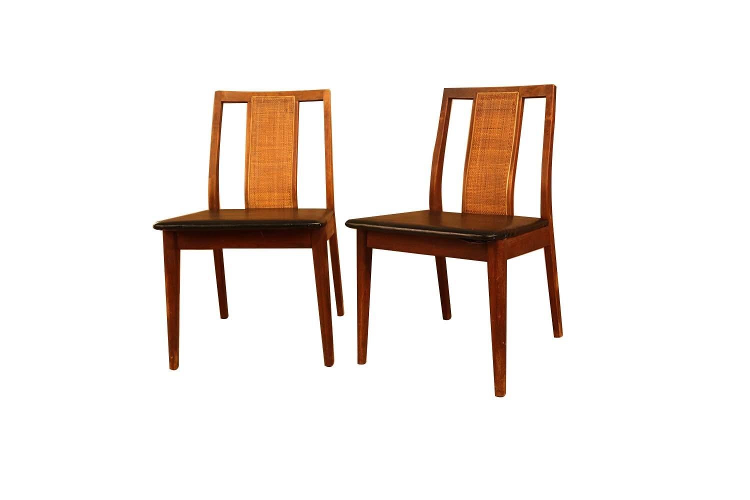 Mid-Century Modern Pair of Midcentury Chairs in the Style of Edward Wormley