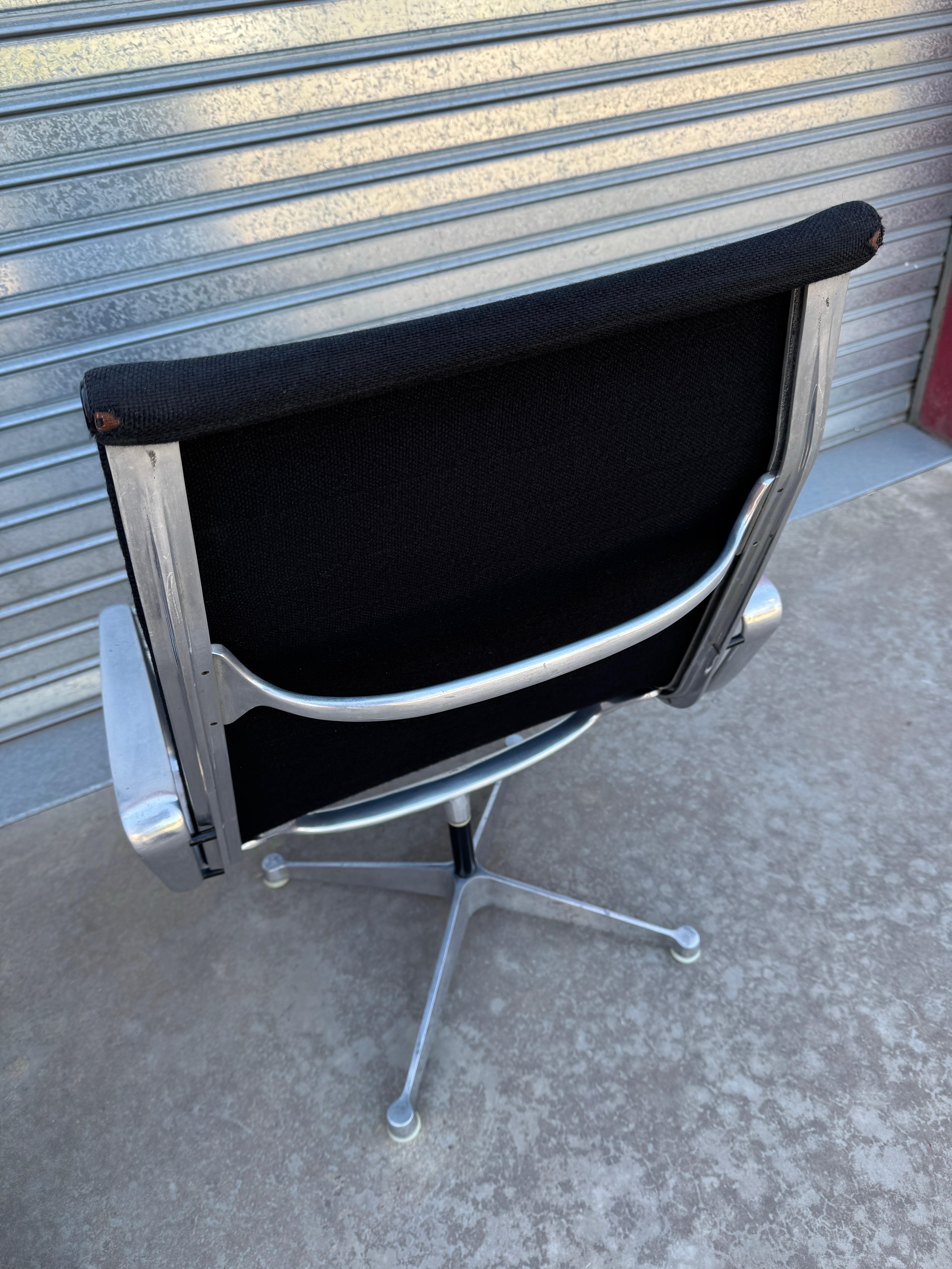 Paire de chaises longues Charles and Ray Eames EA 124 du milieu du siècle dernier en vente 2