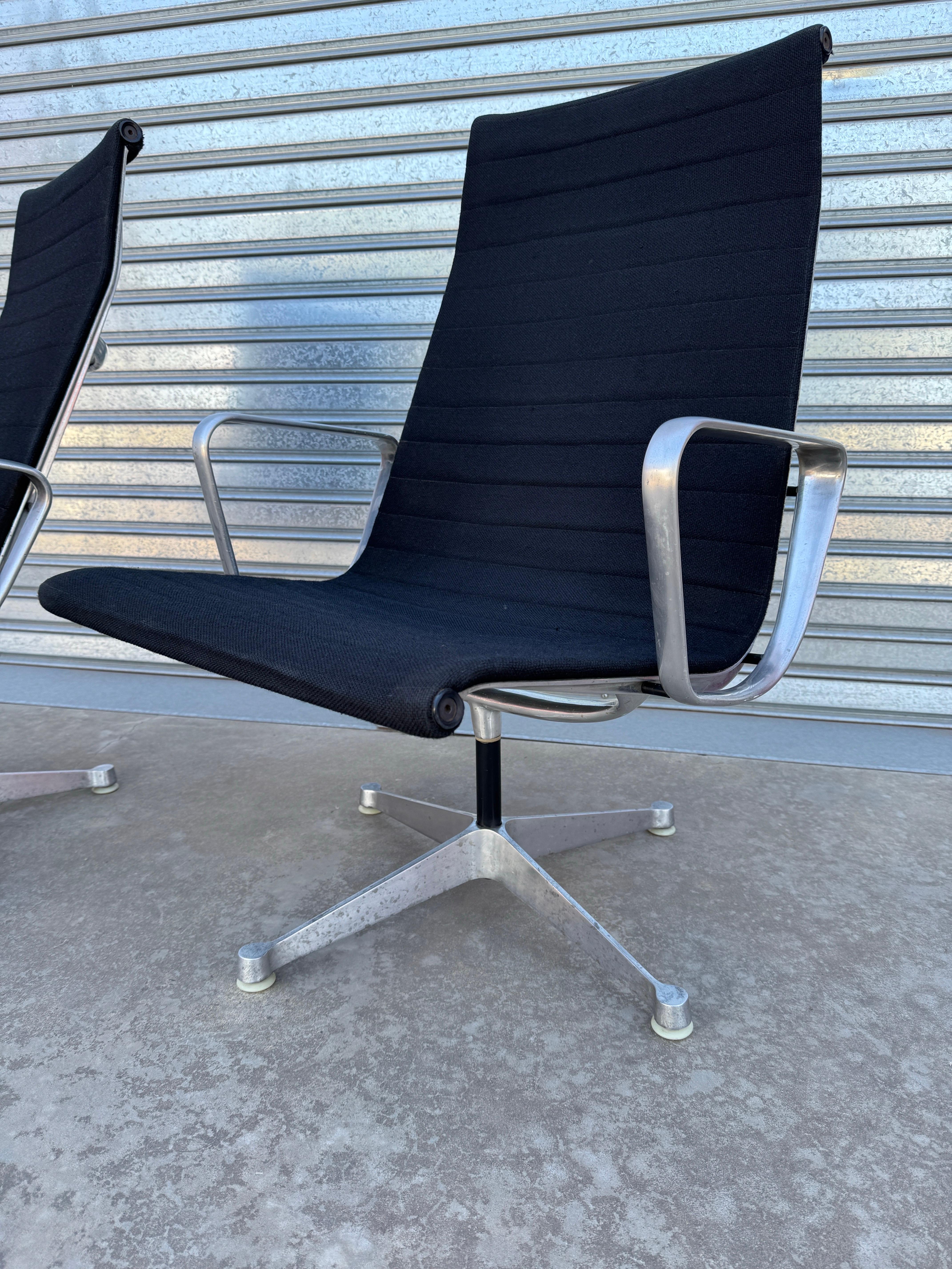 Paire de chaises longues Charles and Ray Eames EA 124 du milieu du siècle dernier en vente 3