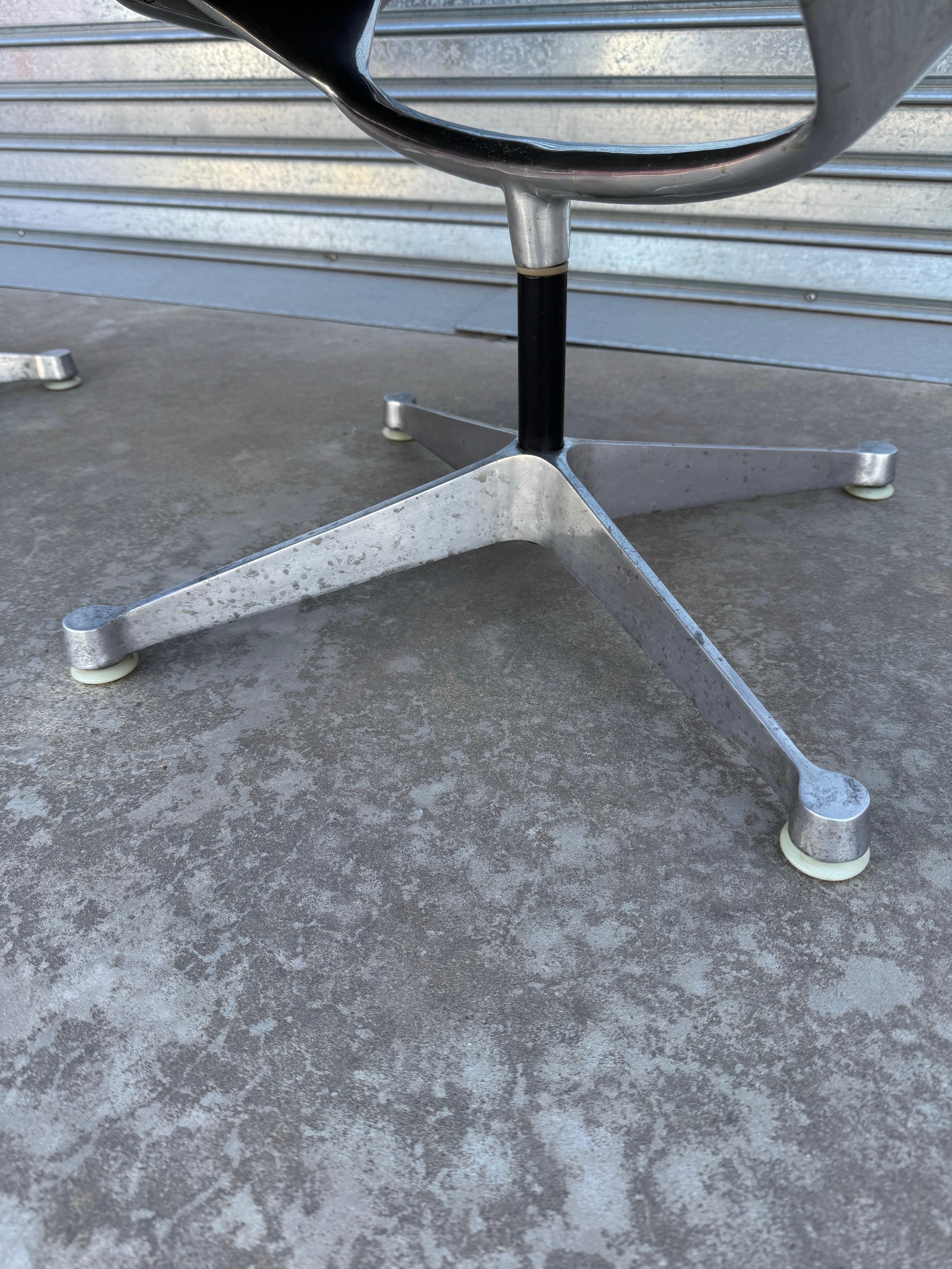 Paire de chaises longues Charles and Ray Eames EA 124 du milieu du siècle dernier en vente 4