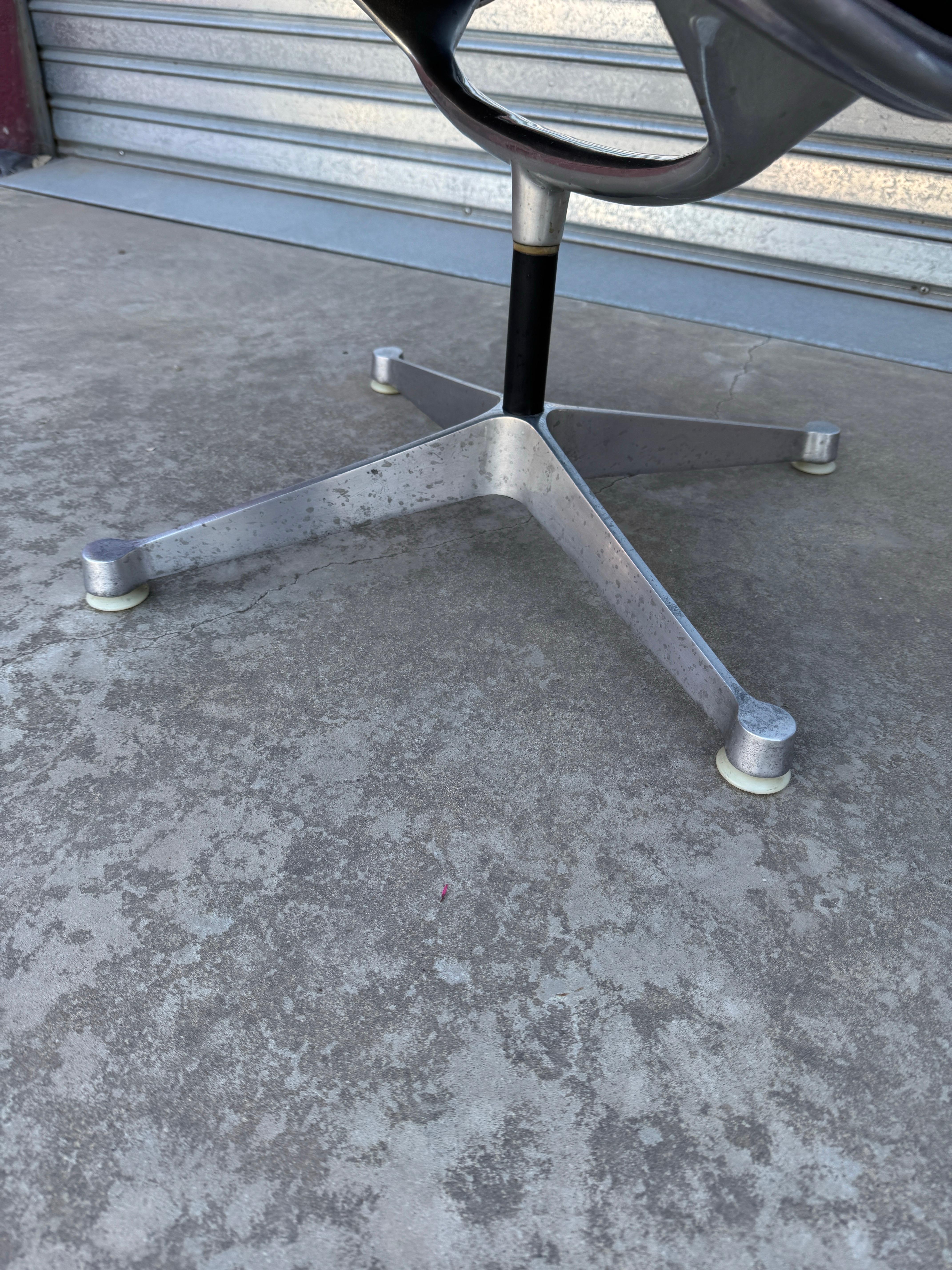 Paire de chaises longues Charles and Ray Eames EA 124 du milieu du siècle dernier en vente 5