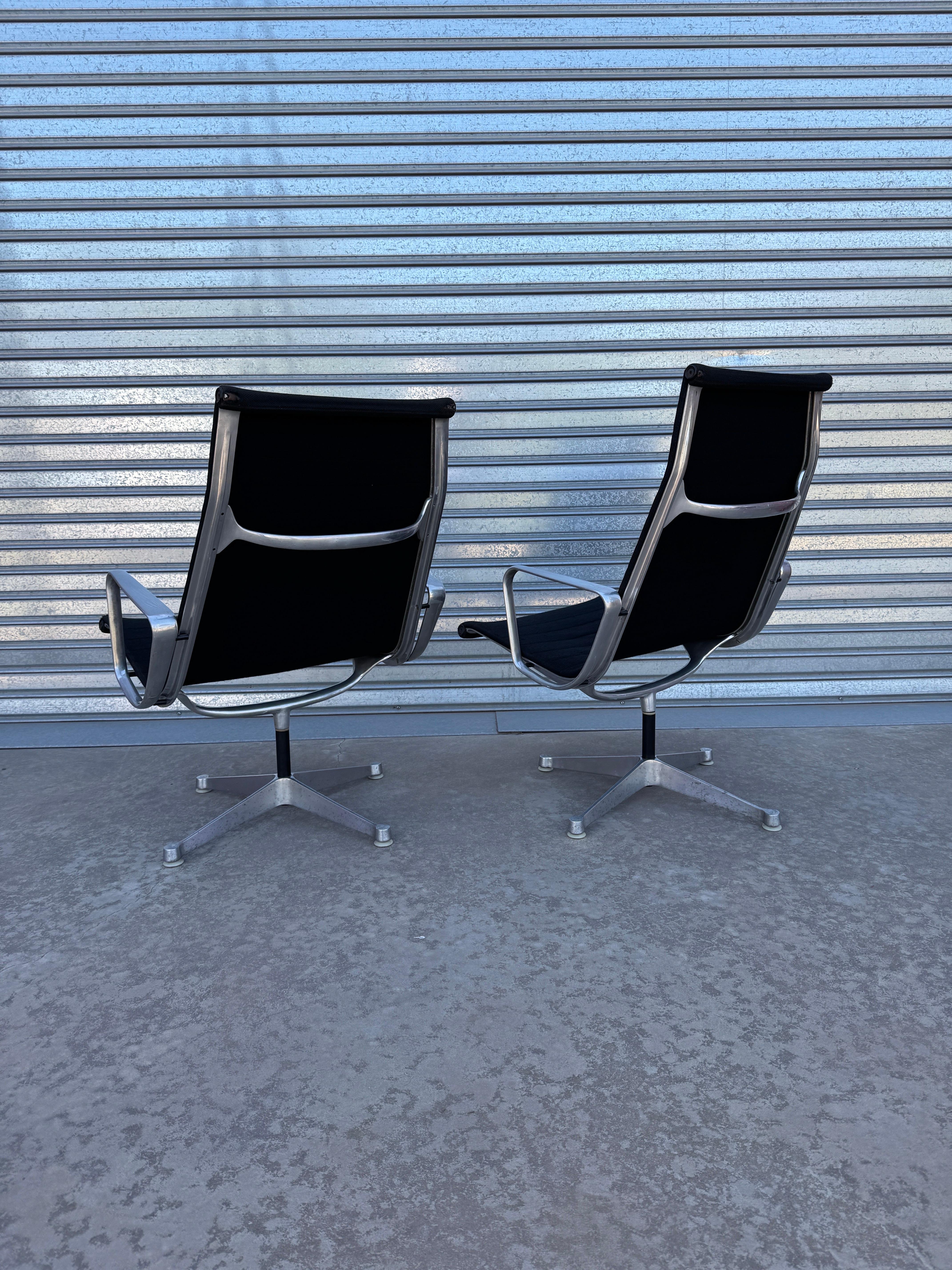 Paire de chaises longues EA 124 de Charles et Ray Eames du milieu du siècle (production argentine, années 1960/70)
Paire de chaises longues EA 124 de l'emblématique Aluminium Group, conçues par Charles et Ray Eames en 1958. Cet ensemble spécifique a