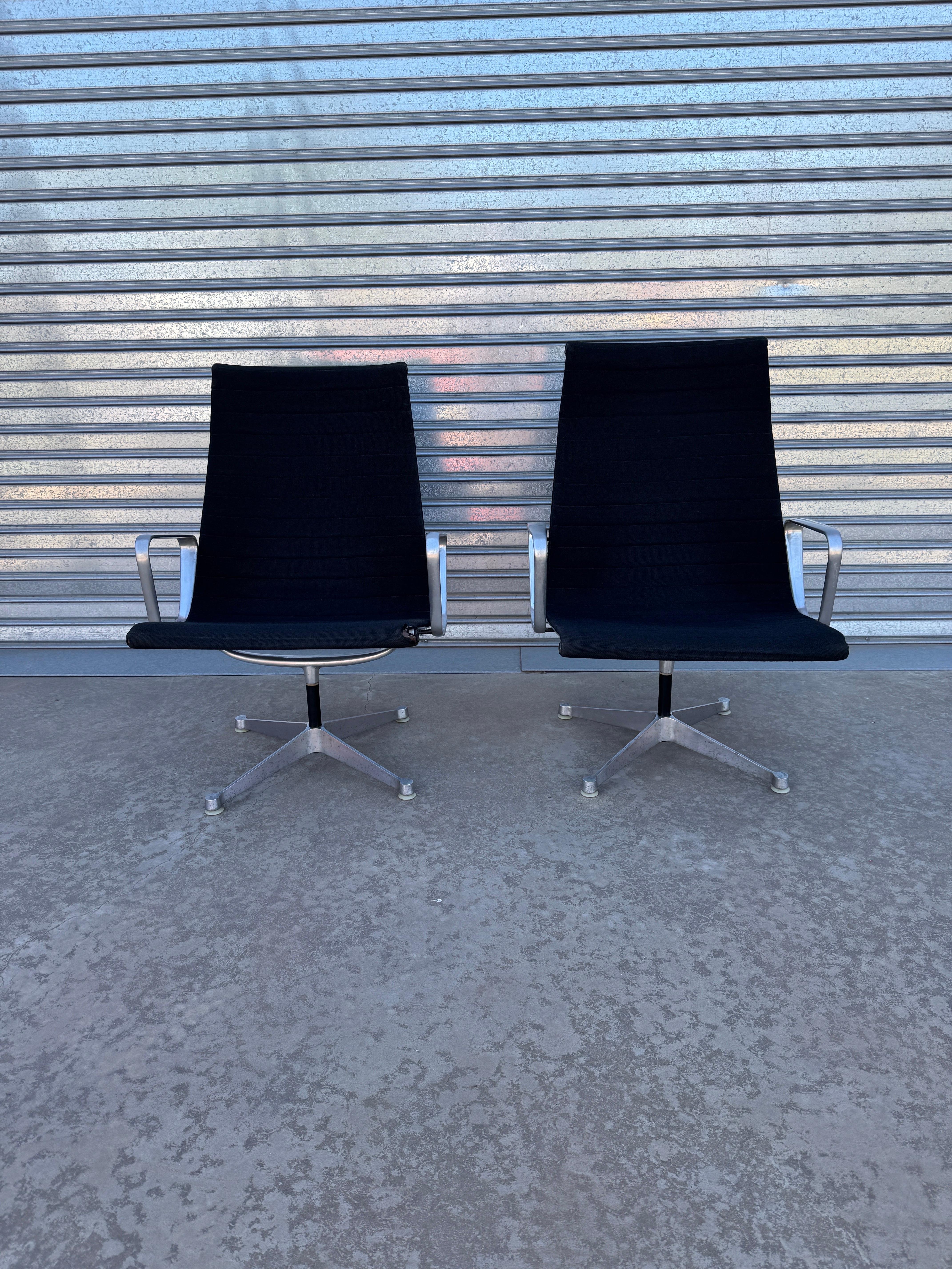 Mid-Century Modern Paire de chaises longues Charles and Ray Eames EA 124 du milieu du siècle dernier en vente