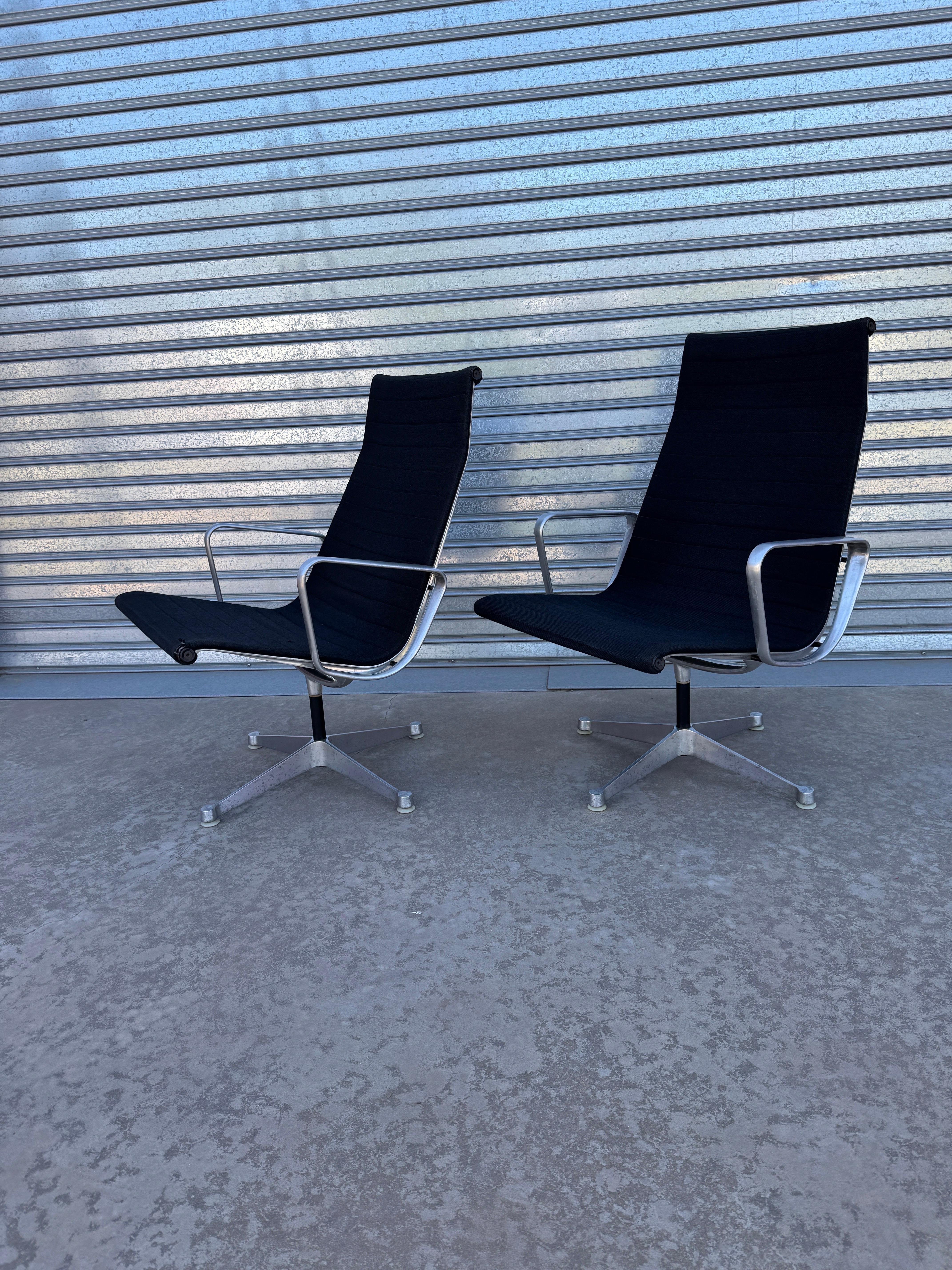 Argentin Paire de chaises longues Charles and Ray Eames EA 124 du milieu du siècle dernier en vente