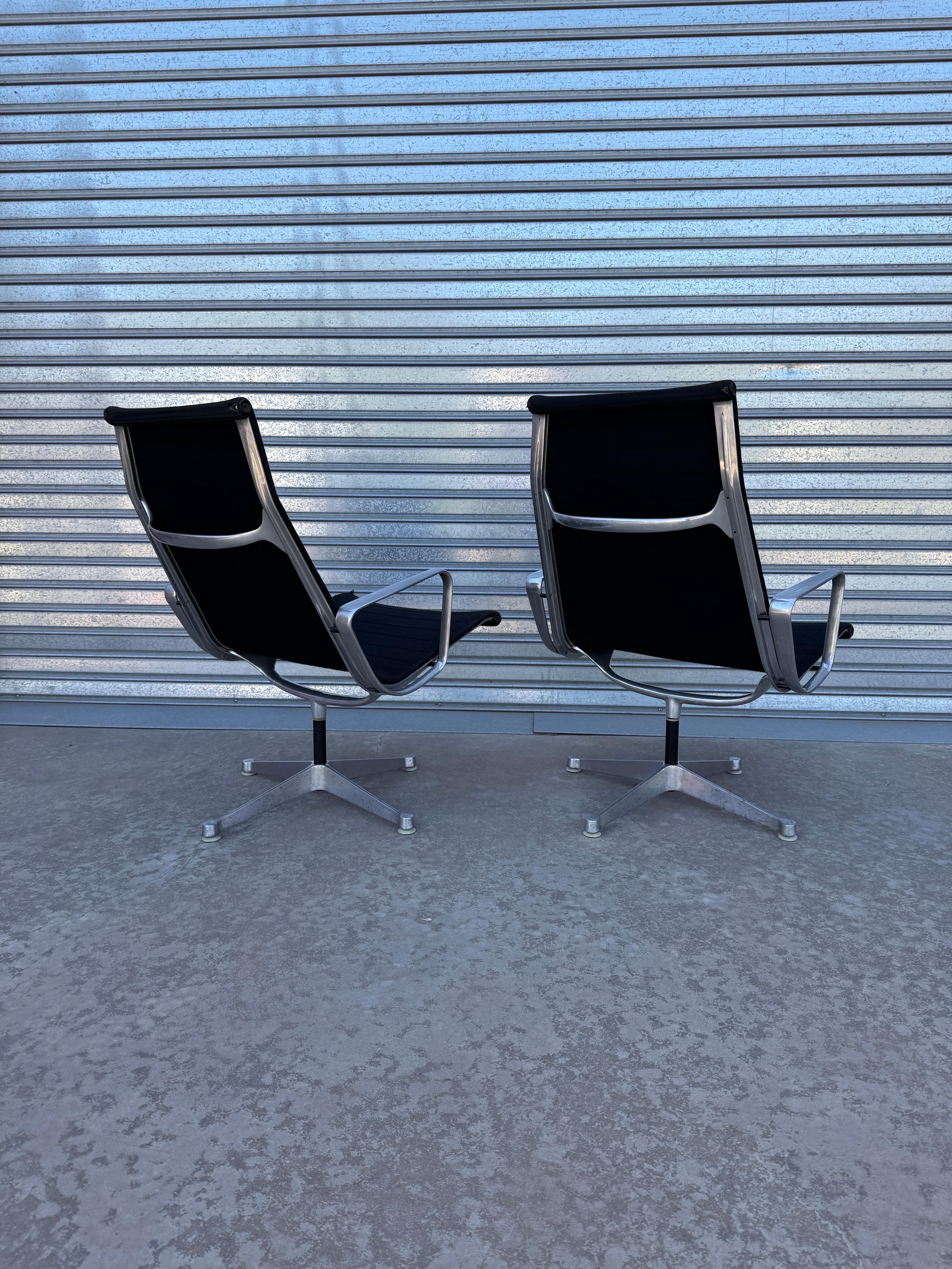 Autre Paire de chaises longues Charles and Ray Eames EA 124 du milieu du siècle dernier en vente