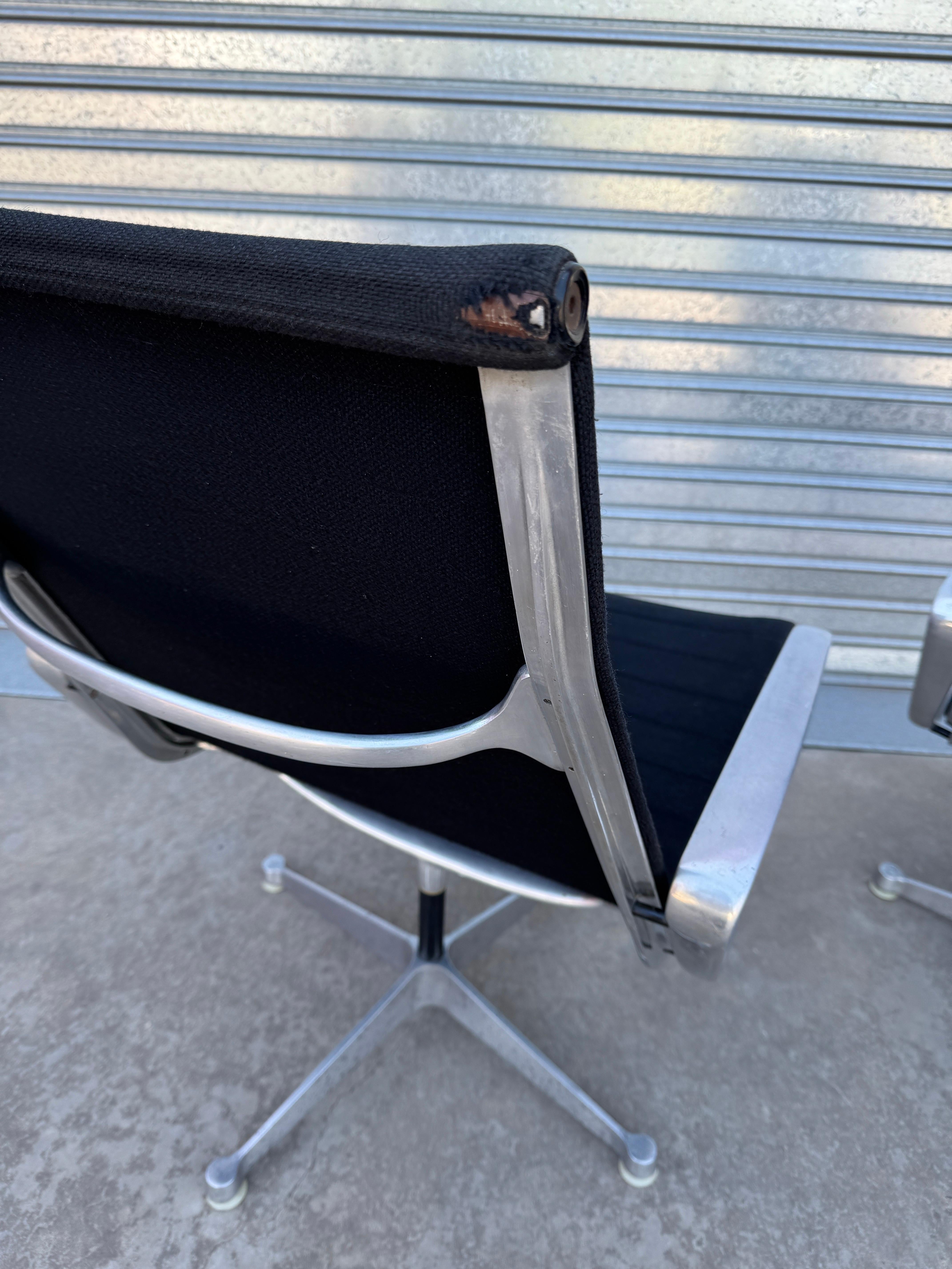 Paire de chaises longues Charles and Ray Eames EA 124 du milieu du siècle dernier État moyen - En vente à Ciudad Autónoma Buenos Aires, AR