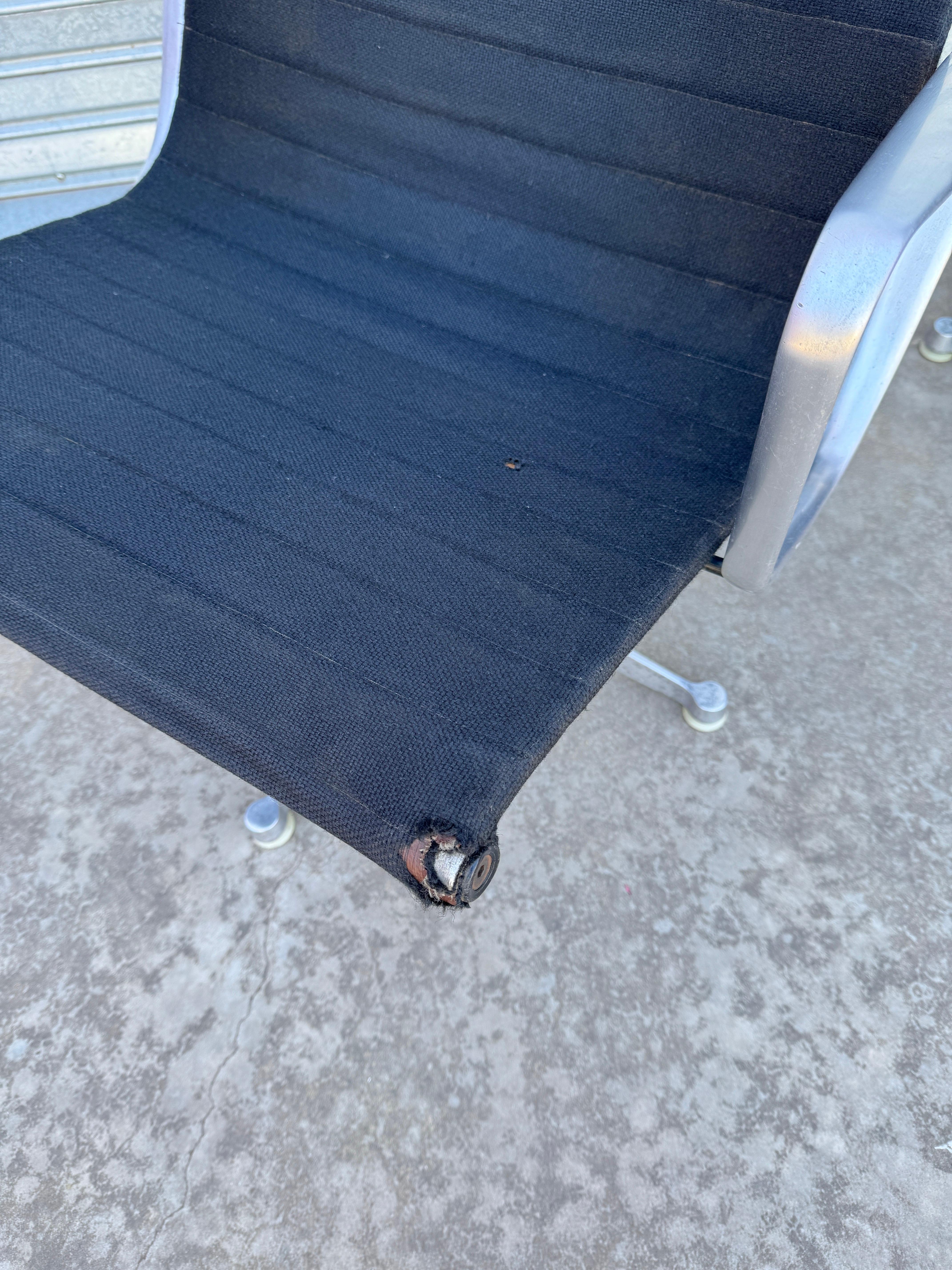 20ième siècle Paire de chaises longues Charles and Ray Eames EA 124 du milieu du siècle dernier en vente