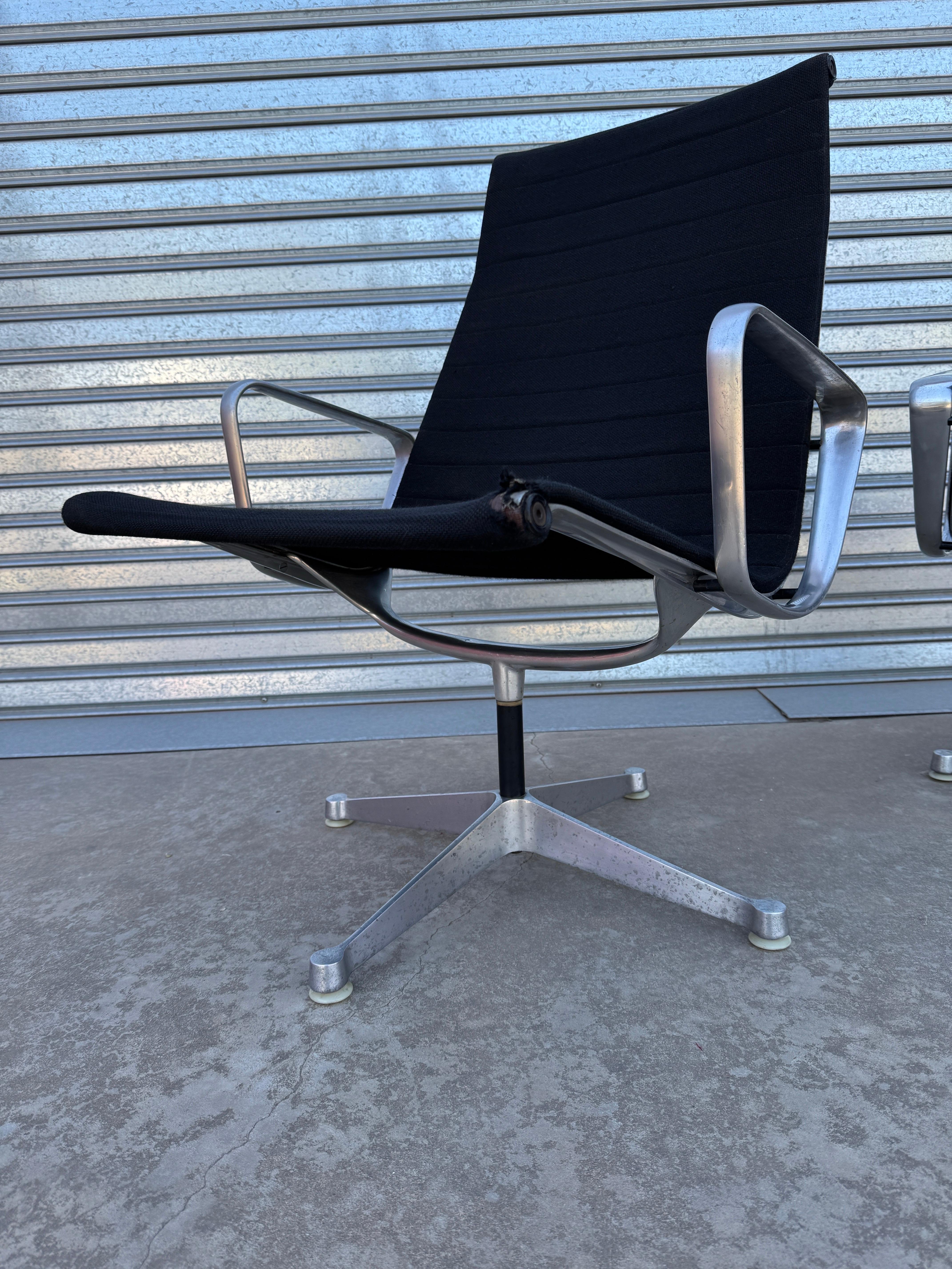 Aluminium Paire de chaises longues Charles and Ray Eames EA 124 du milieu du siècle dernier en vente