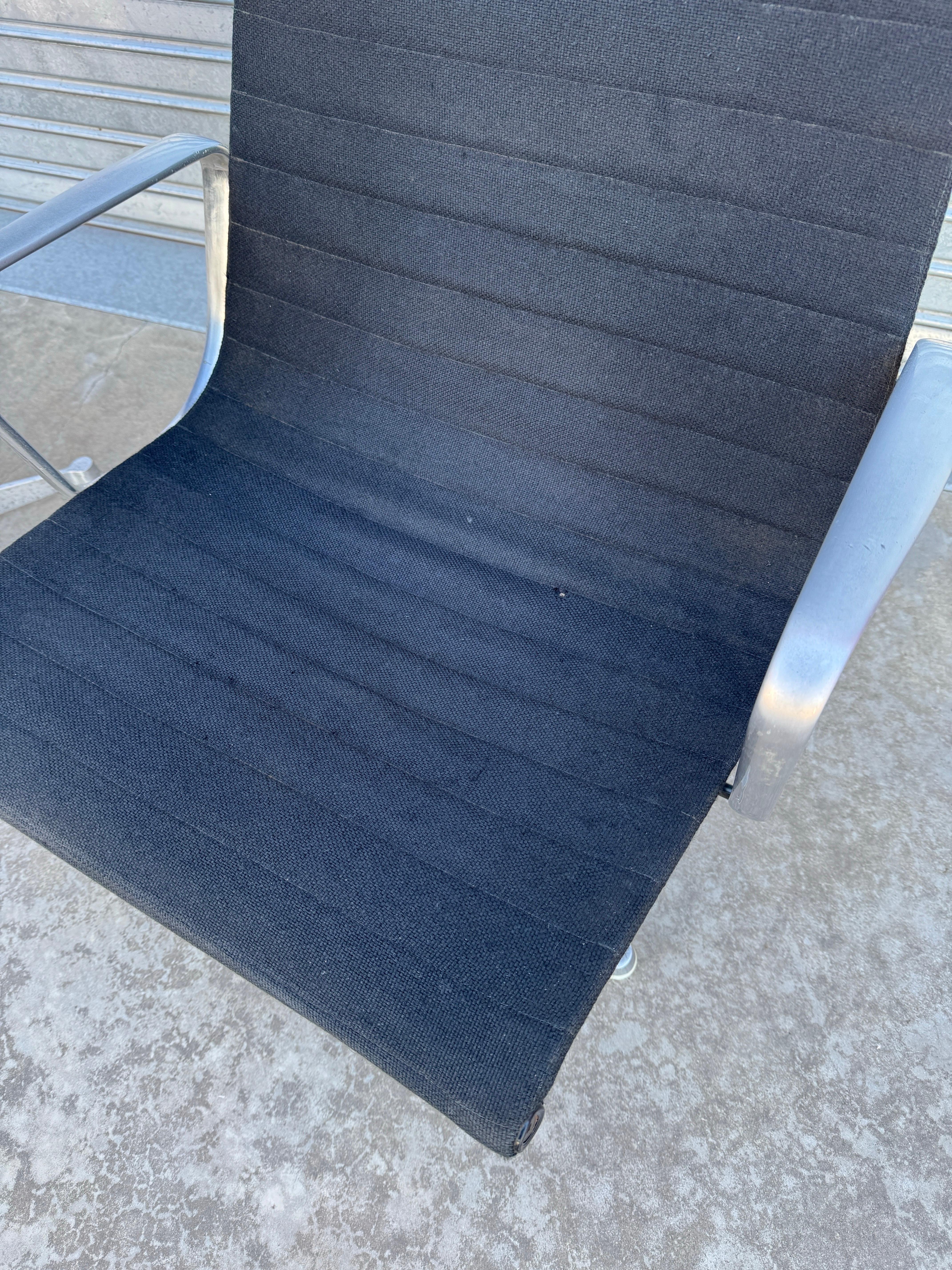 Paire de chaises longues Charles and Ray Eames EA 124 du milieu du siècle dernier en vente 1