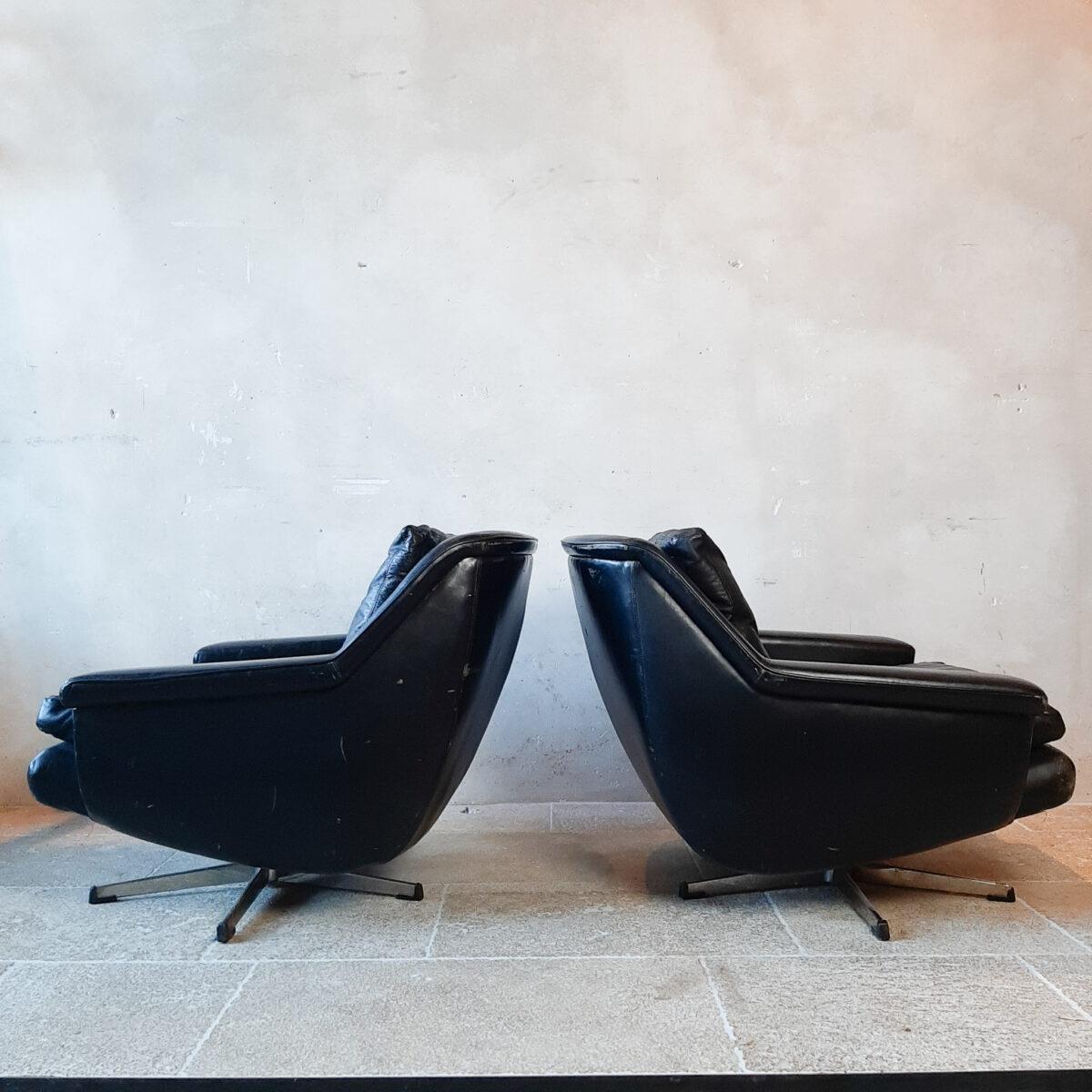 Pair of midcentury Danish swivel chairs / armchairs, by Werner Langefeld for ESA Møbelværk in Denmark during the 1960s. These are the rarer version without the headrest. The club chairs are in original condition, upholstered with black leather on a