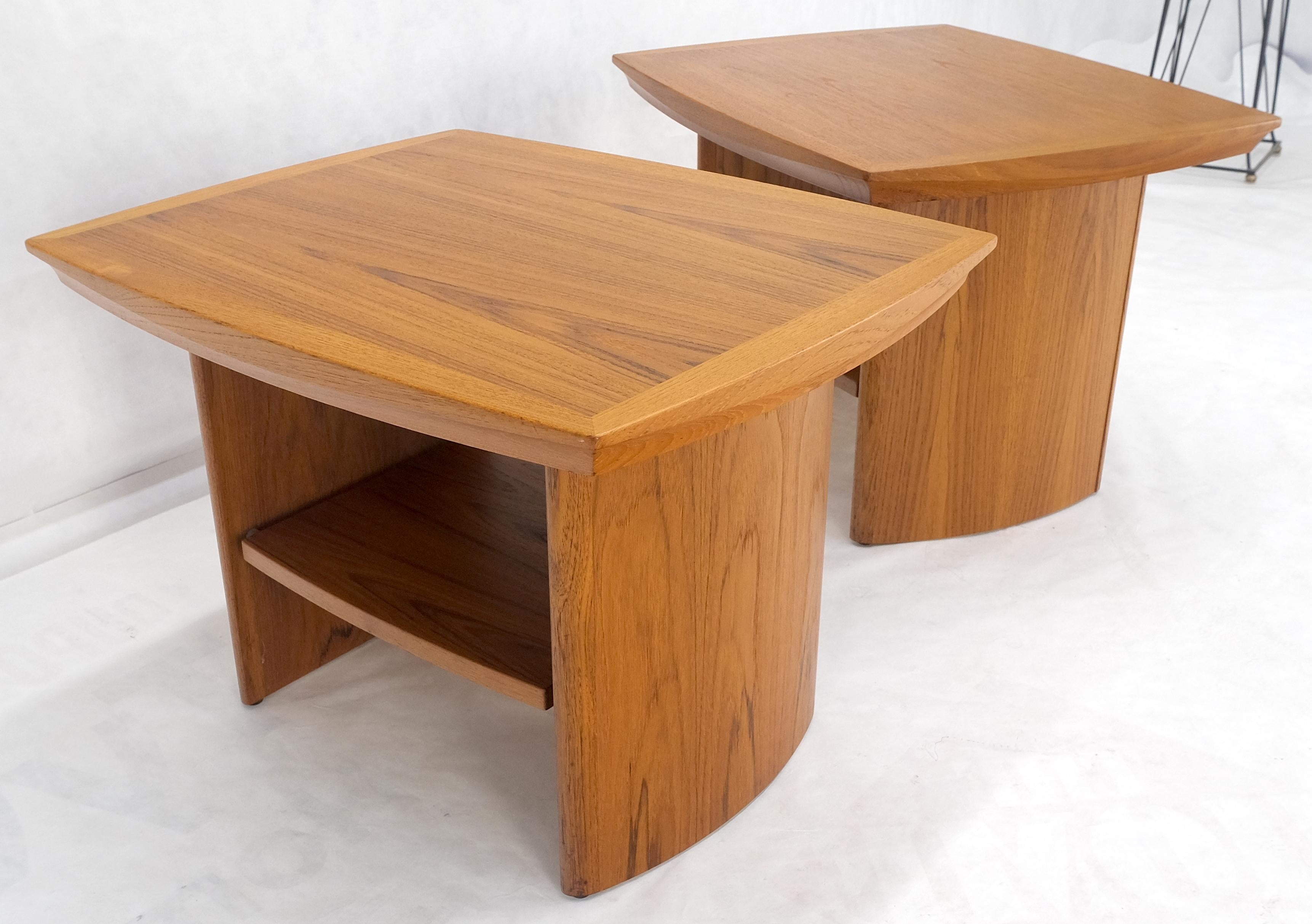 Mid-Century Modern Paire de tables de nuit danoises mi-siècle moderne en teck MINT ! en vente