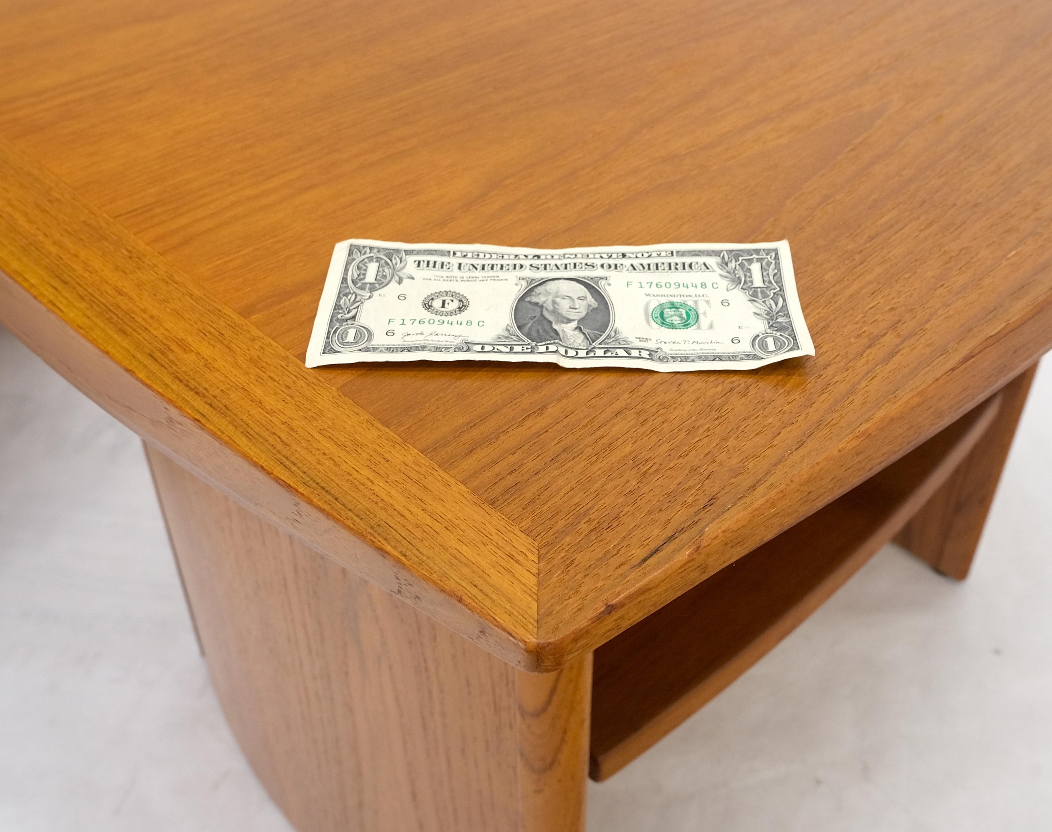 20ième siècle Paire de tables de nuit danoises mi-siècle moderne en teck MINT ! en vente