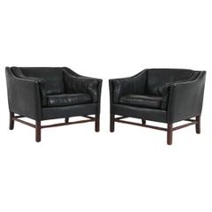 Paire de chaises longues en cuir noir modernes danoises du milieu du siècle par Georg Thams