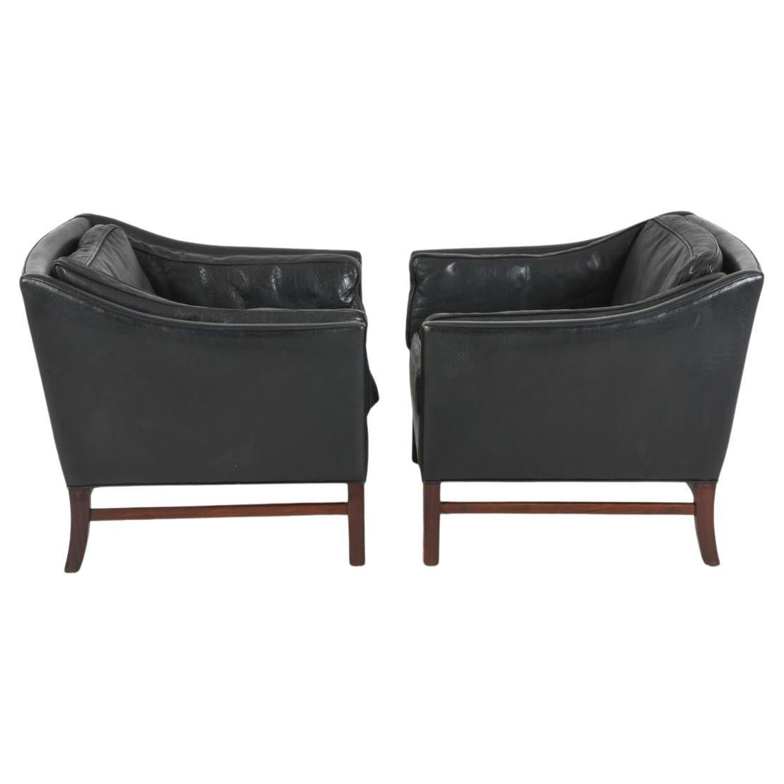 Mid-Century moderno Coppia di sedie da salotto in pelle nera della metà del secolo scorso di Georg Thams in vendita