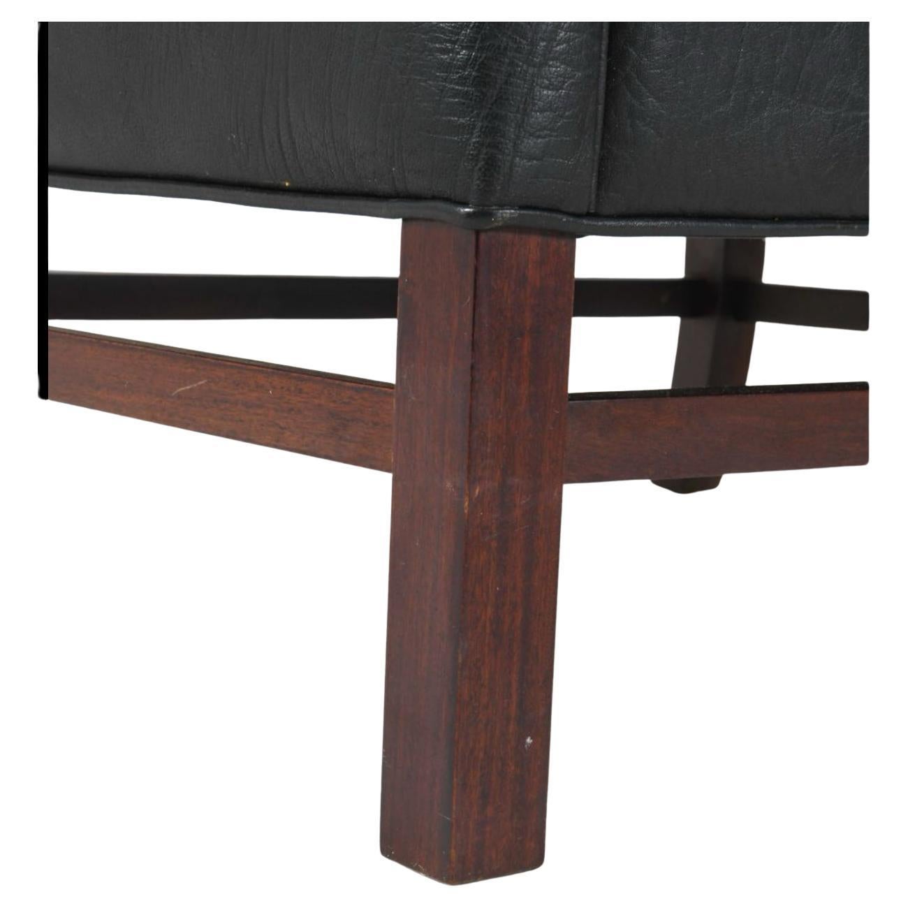 Danese Coppia di sedie da salotto in pelle nera della metà del secolo scorso di Georg Thams in vendita