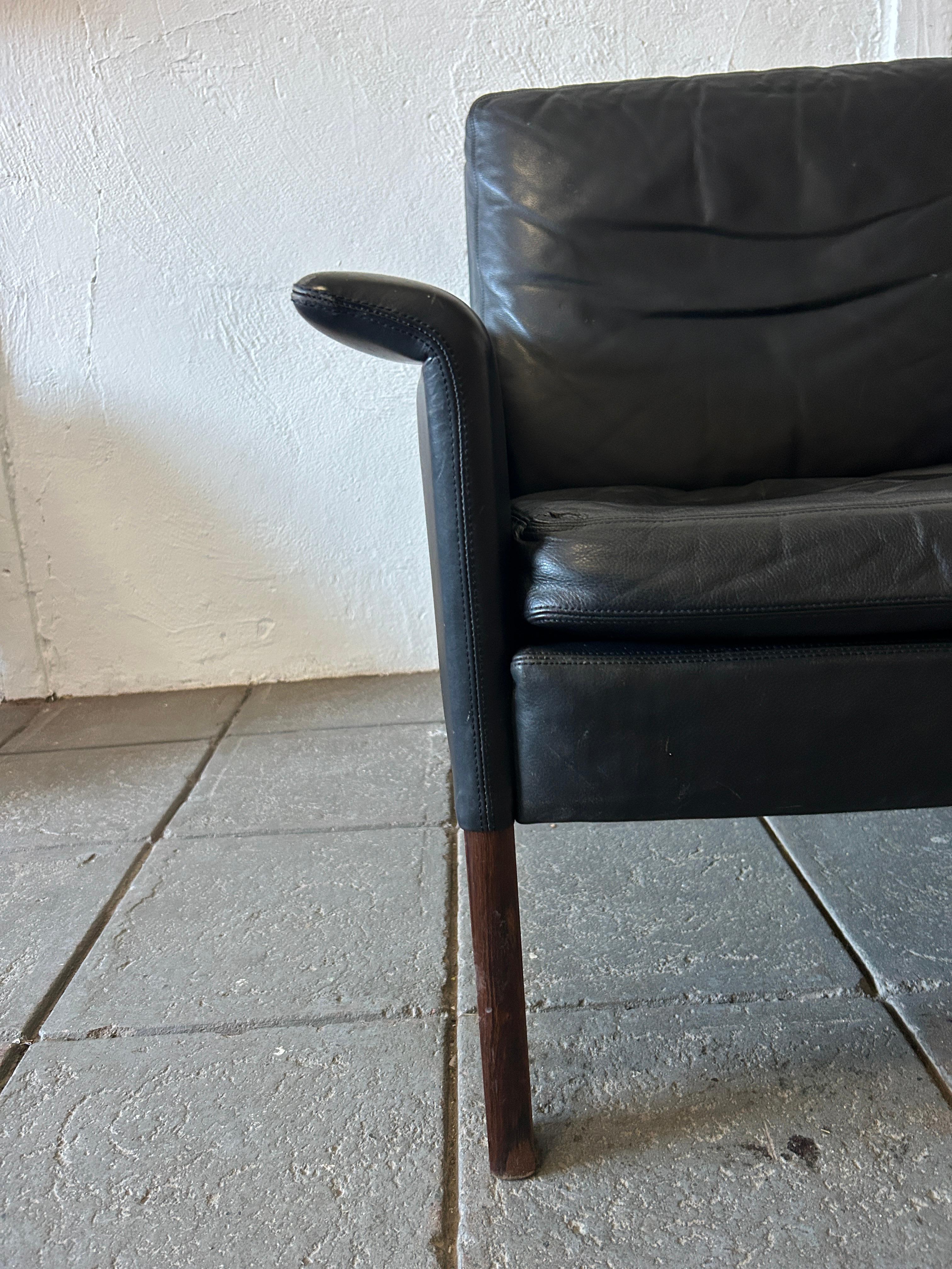 Coppia di sedie da salotto in pelle nera Hans Olsen moderne e di metà secolo Modello 500 in vendita 2
