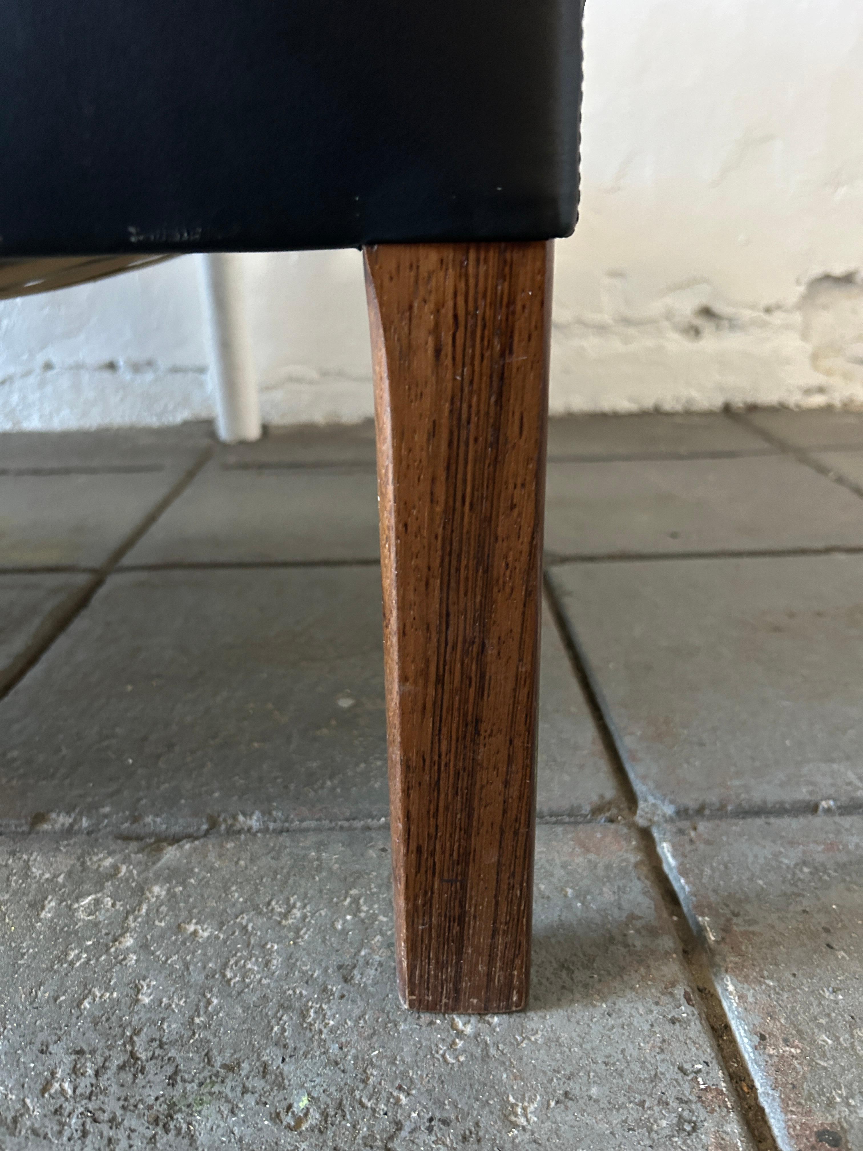 Coppia di sedie da salotto in pelle nera Hans Olsen moderne e di metà secolo Modello 500 in vendita 4