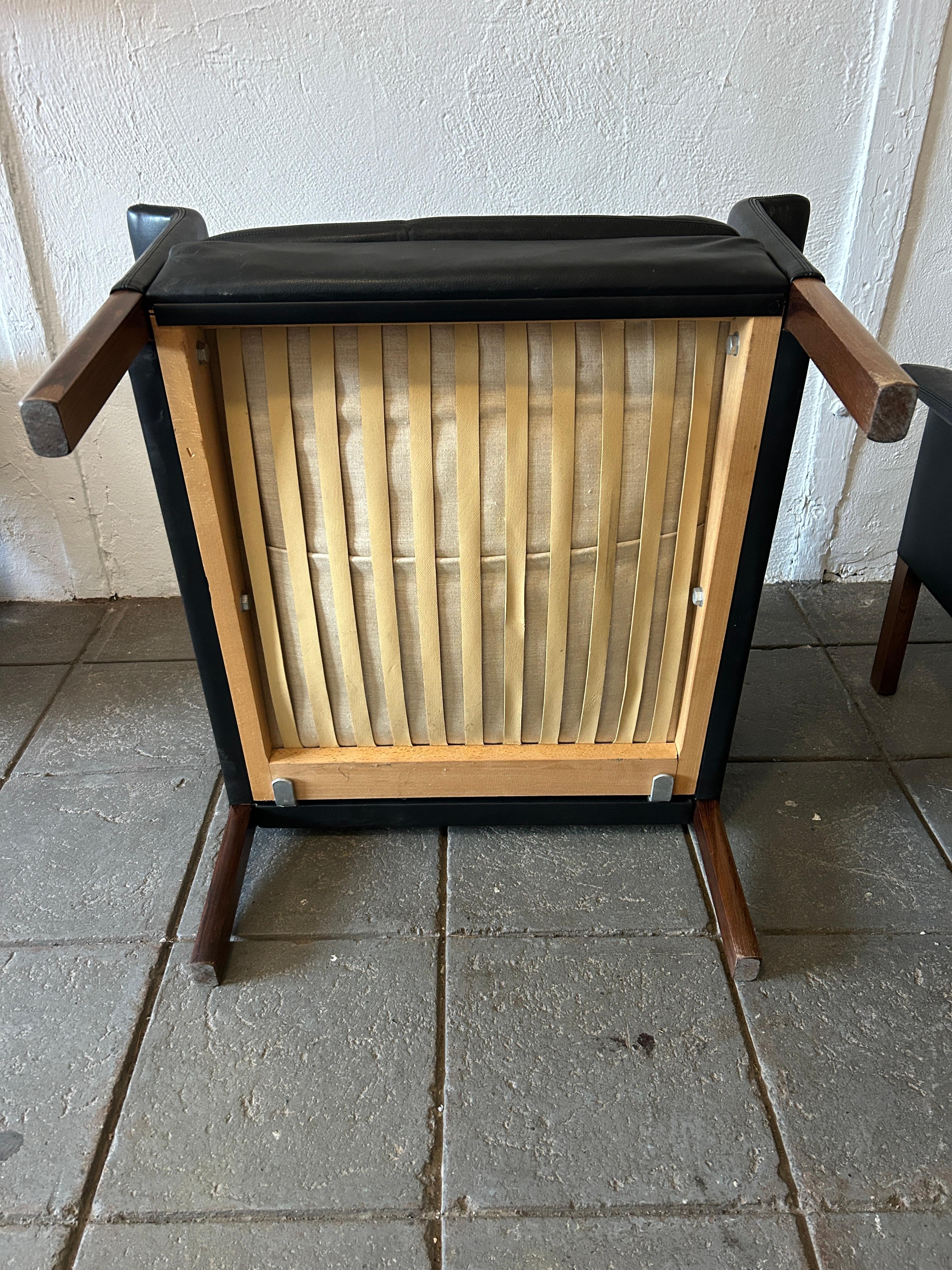 Coppia di sedie da salotto in pelle nera Hans Olsen moderne e di metà secolo Modello 500 in vendita 6
