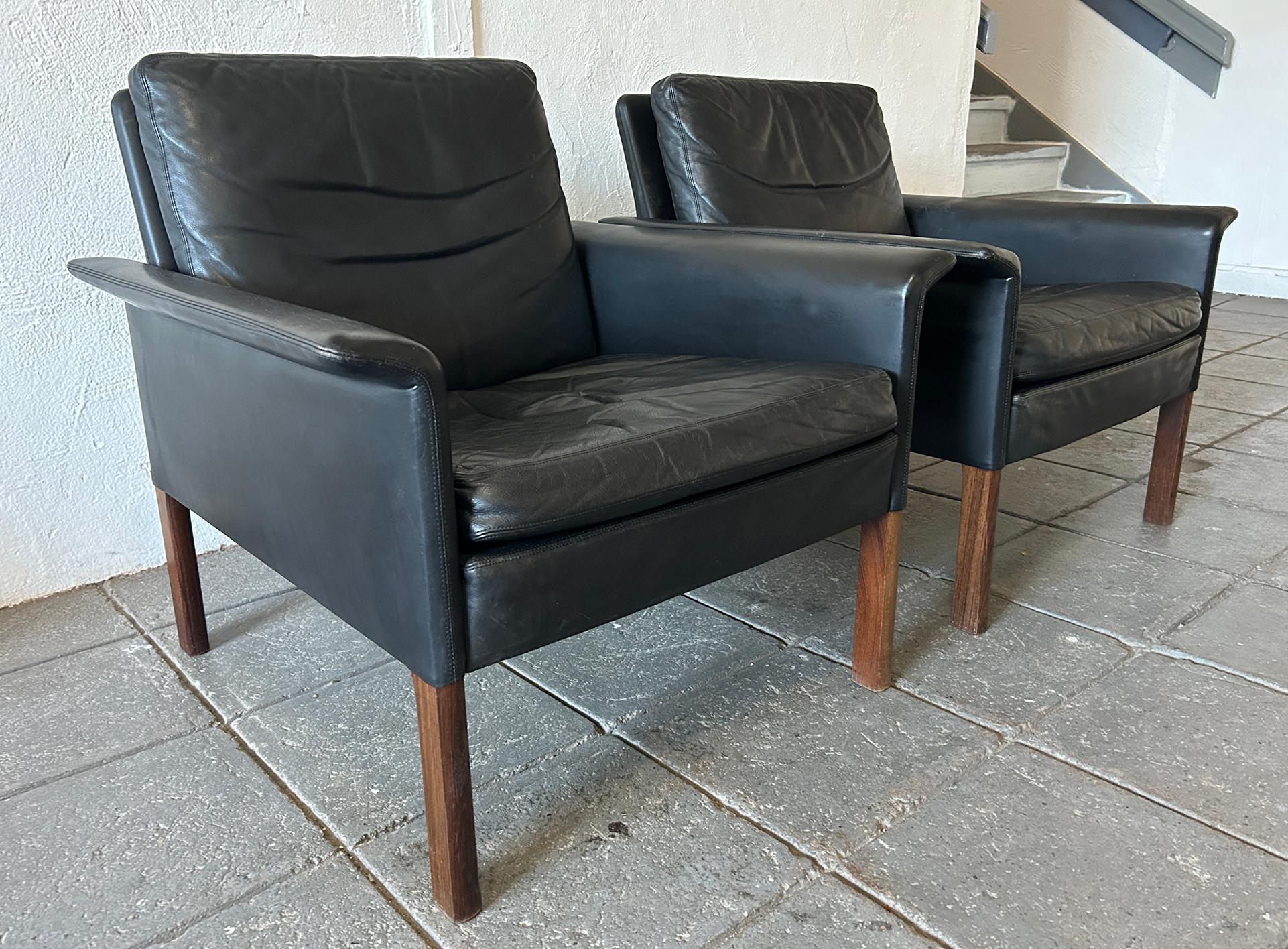 Coppia di sedie da salotto in pelle nera Hans Olsen moderne e di metà secolo Modello 500 in vendita 7