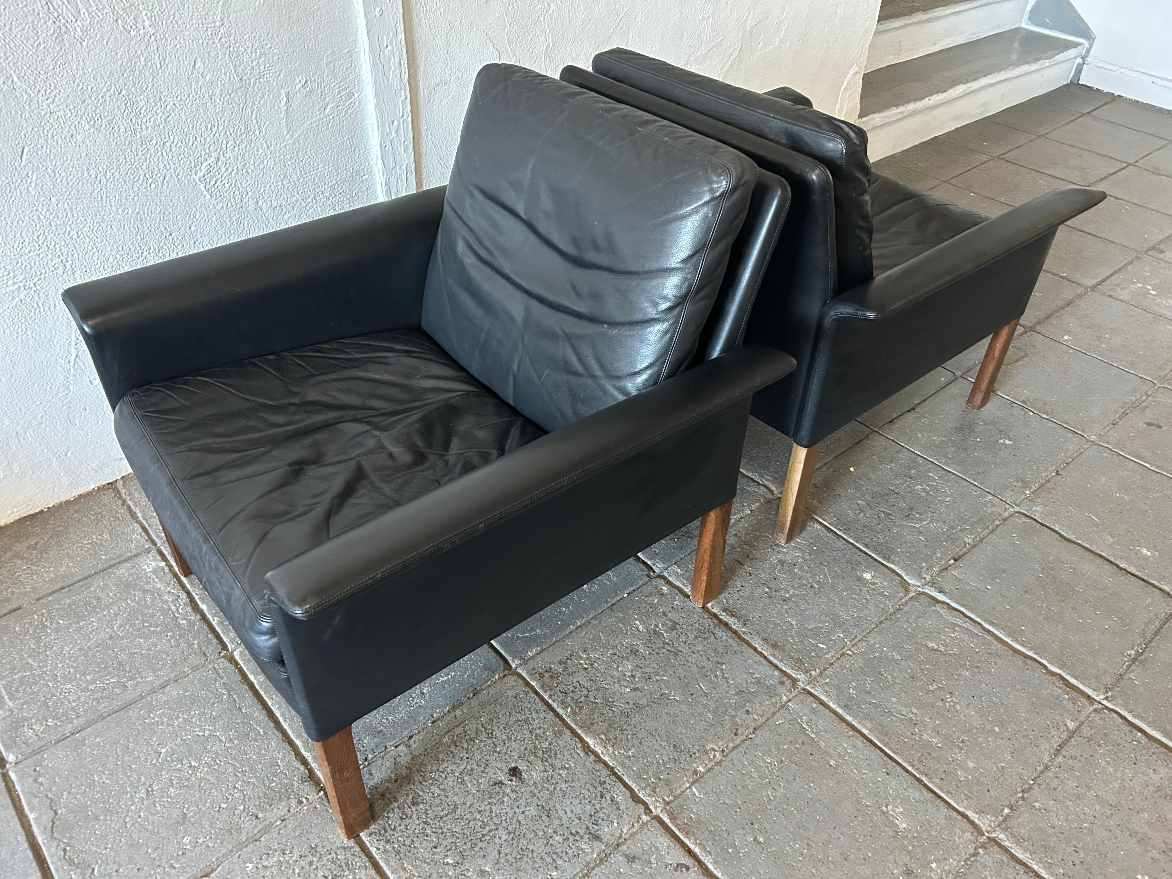 Coppia di sedie da salotto Mid-Century Modern modello 500 in pelle nera e palissandro di Hans Olsen per CS Møbler Glostrup, realizzate in Danimarca. Costruito in legno massiccio di palissandro brasiliano e con l'originale rottura in vera pelle nera,