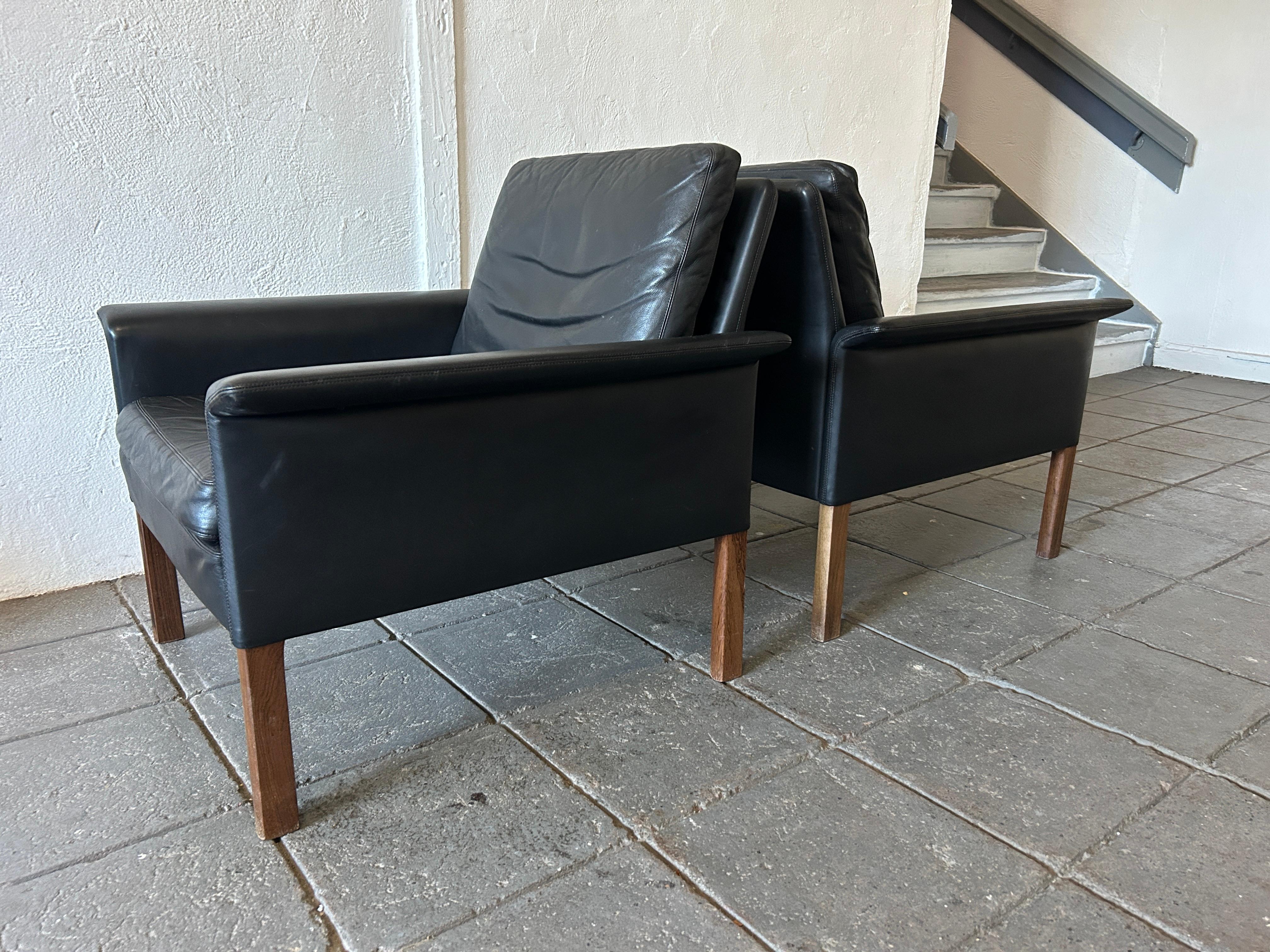 Mid-Century moderno Coppia di sedie da salotto in pelle nera Hans Olsen moderne e di metà secolo Modello 500 in vendita
