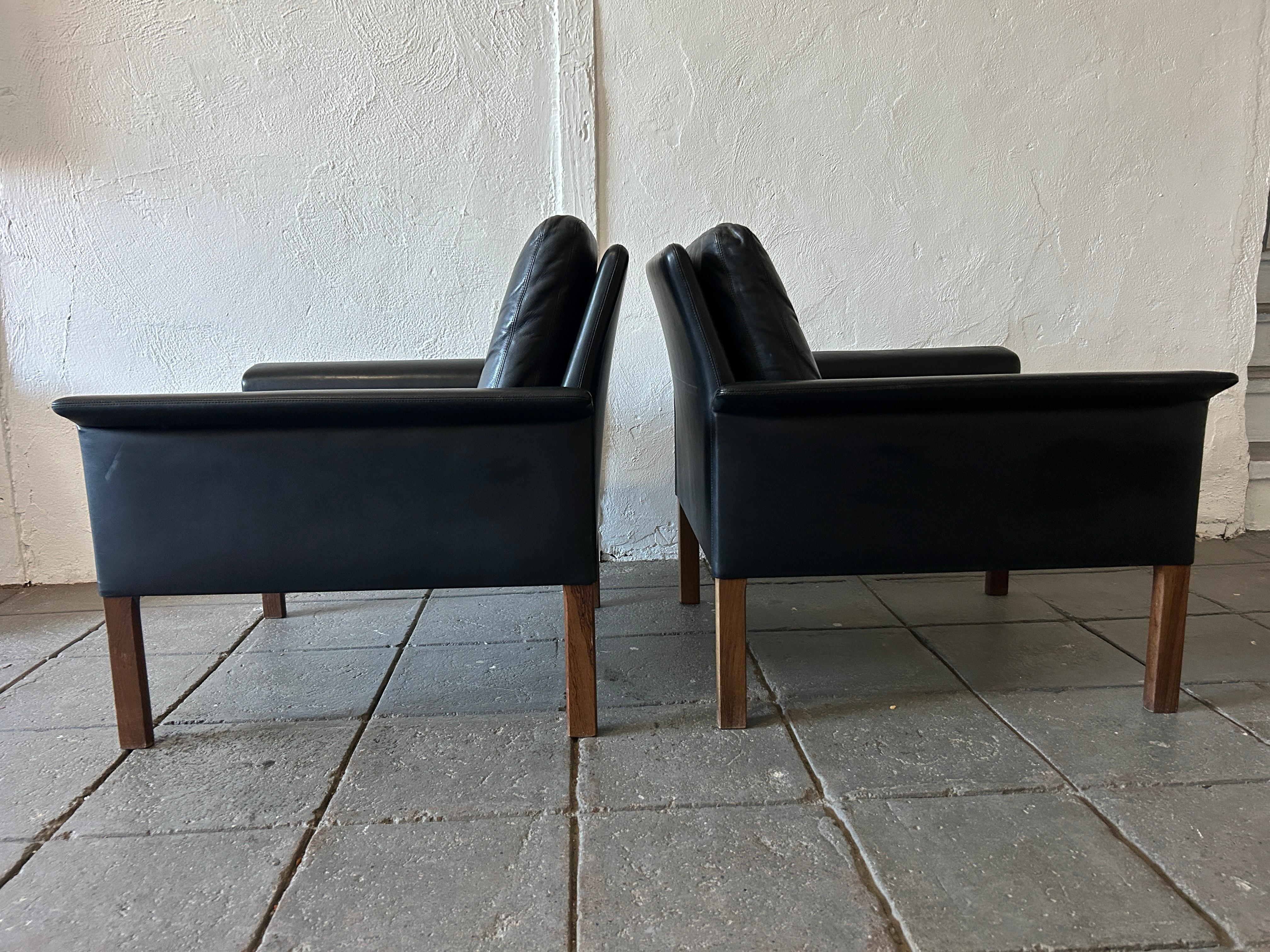 Travail du bois Paire de chaises longues danoises modernes du milieu du siècle en cuir noir de Hans Olsen, modèle 500 en vente