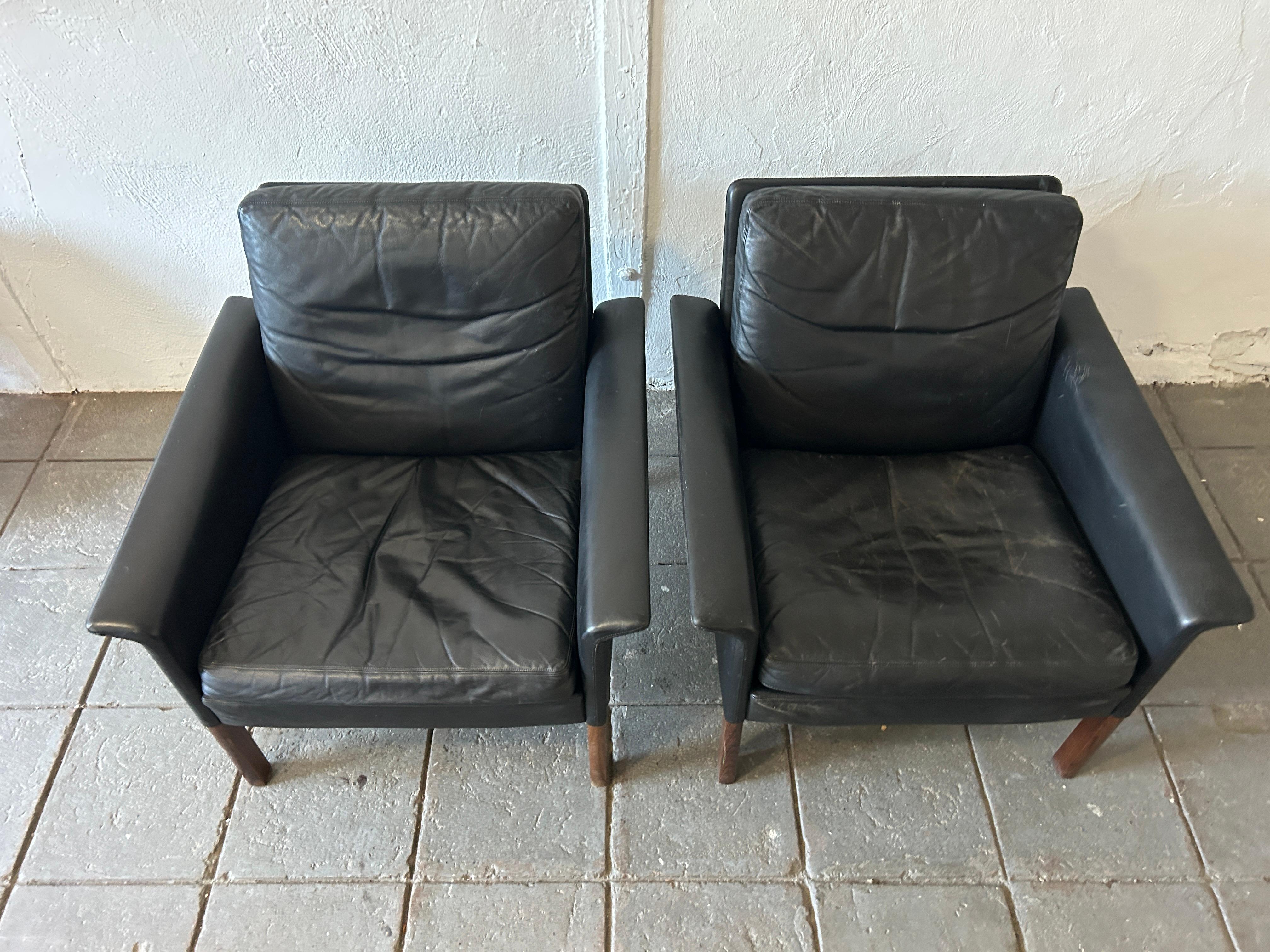 Milieu du XXe siècle Paire de chaises longues danoises modernes du milieu du siècle en cuir noir de Hans Olsen, modèle 500 en vente