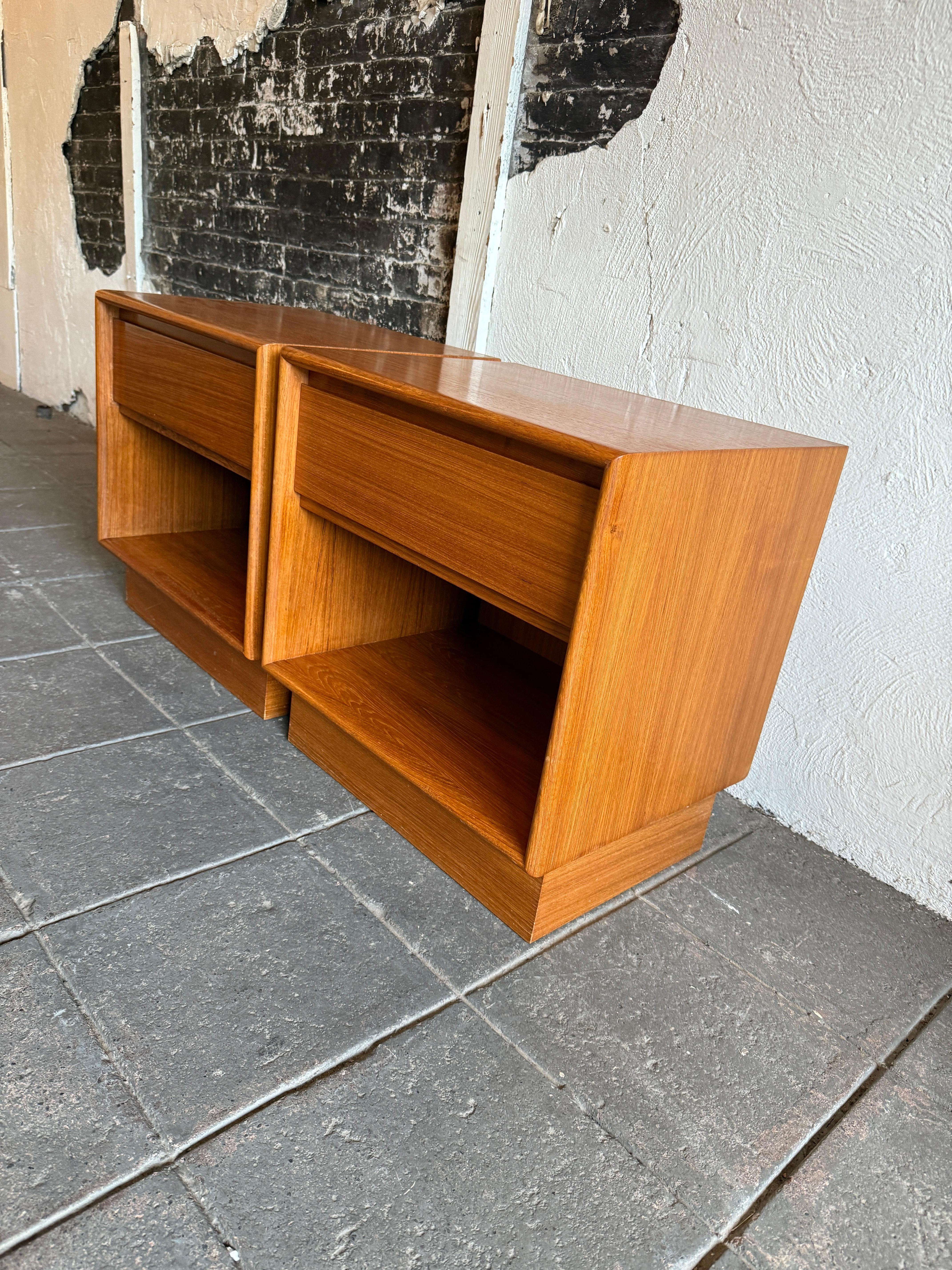 Pair Mid century danish modern light teak single drawer Nightstands by Art Furn In Good Condition For Sale In Brooklyn, NY