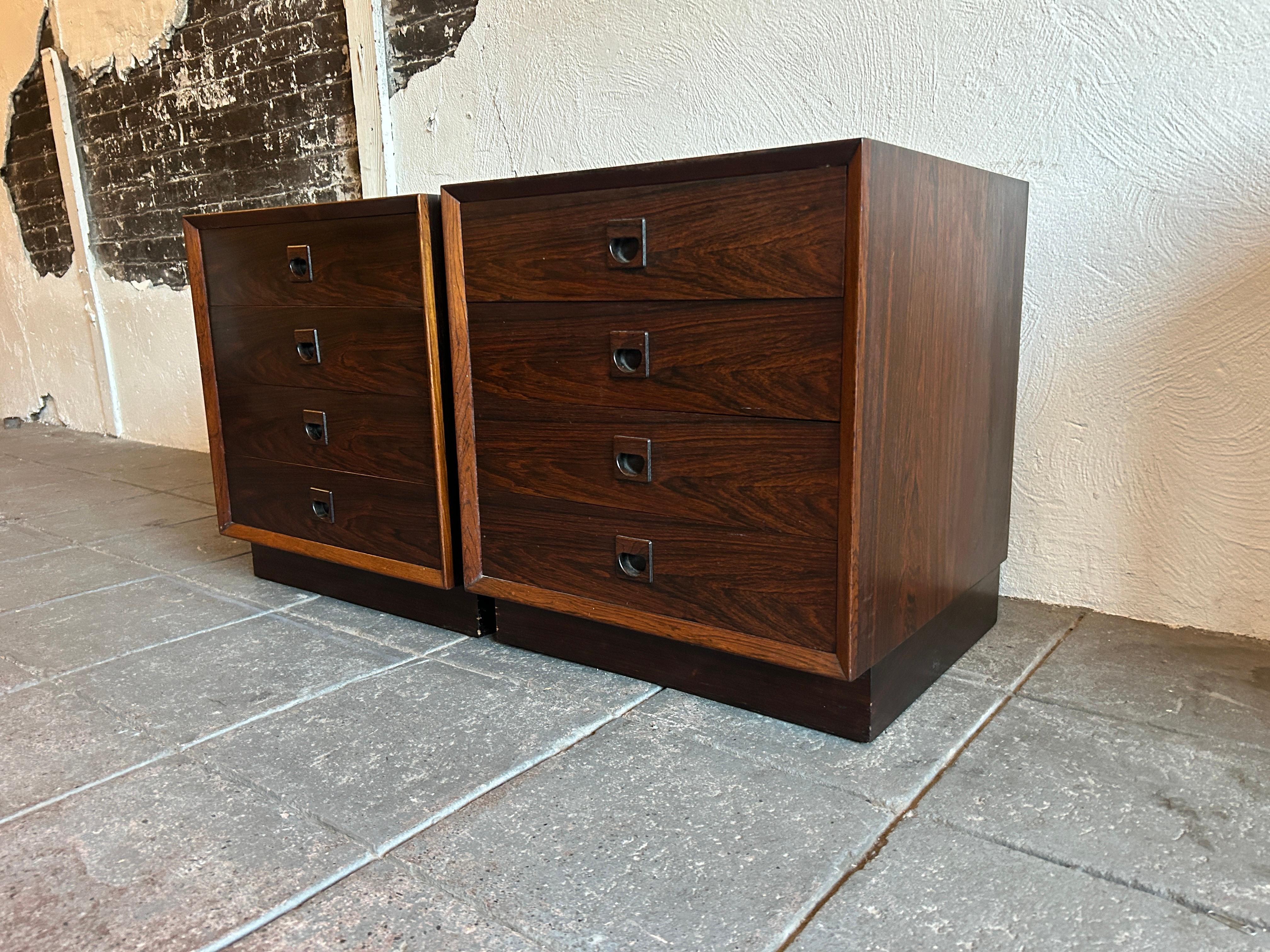 Schöne Mitte des Jahrhunderts Rosewood 4 Schublade Nachttische mit schönen geschnitzten Finger ziehen Griffe. Im Stil von Arne Wahl Iversen. Hat 4 Schubladen mit Schwalbenschwanzverbindungen. Innen und außen sauber, alle Schubladen gleiten