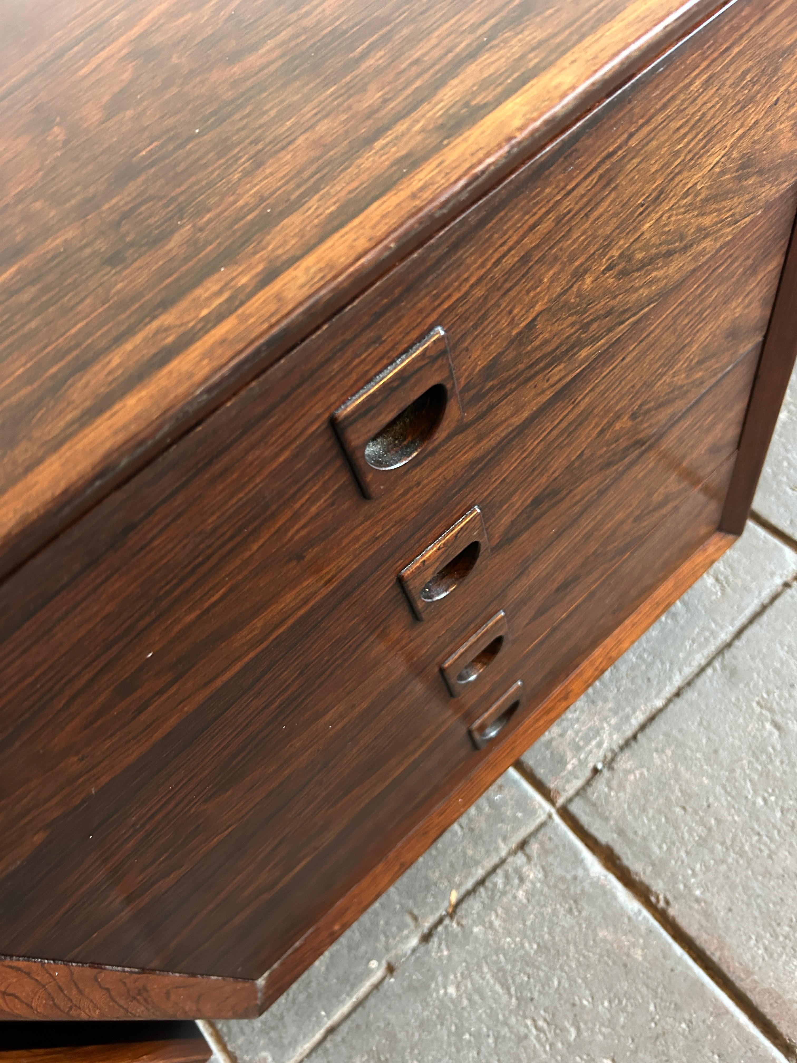 Paar Mid-Century Danish Modern Rosewood 4 Schubladen Nachttische (Moderne der Mitte des Jahrhunderts)