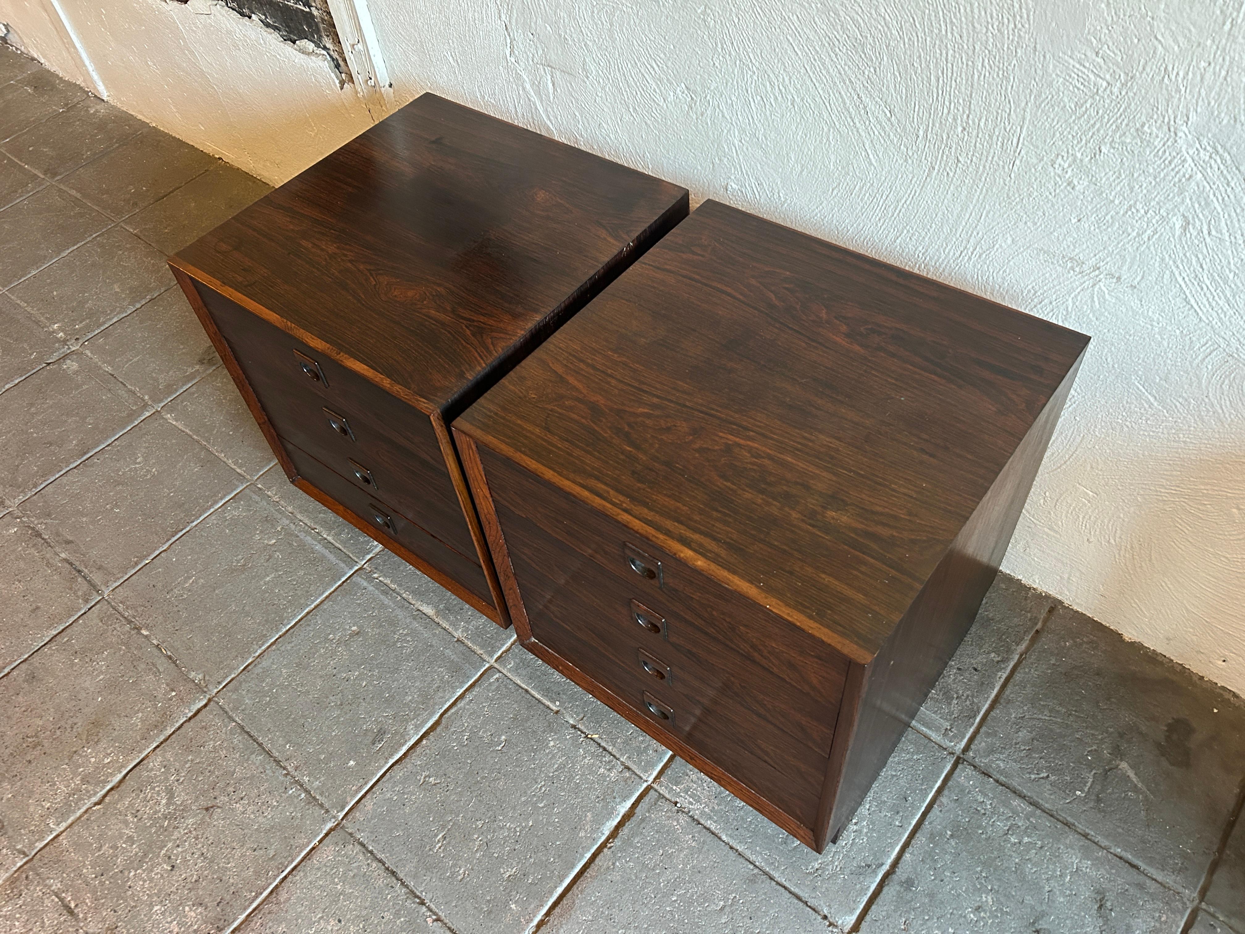 Paar Mid-Century Danish Modern Rosewood 4 Schubladen Nachttische (Dänisch)