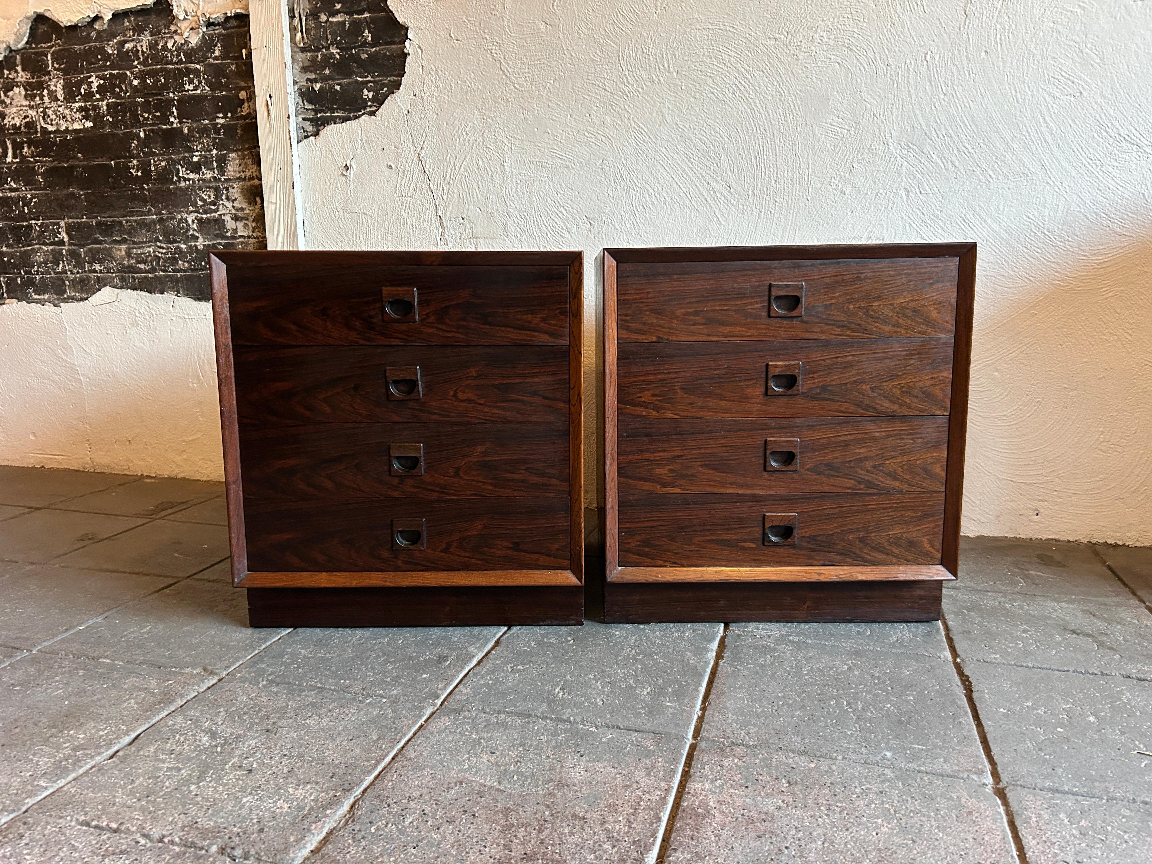 Paar Mid-Century Danish Modern Rosewood 4 Schubladen Nachttische (Holzarbeit)
