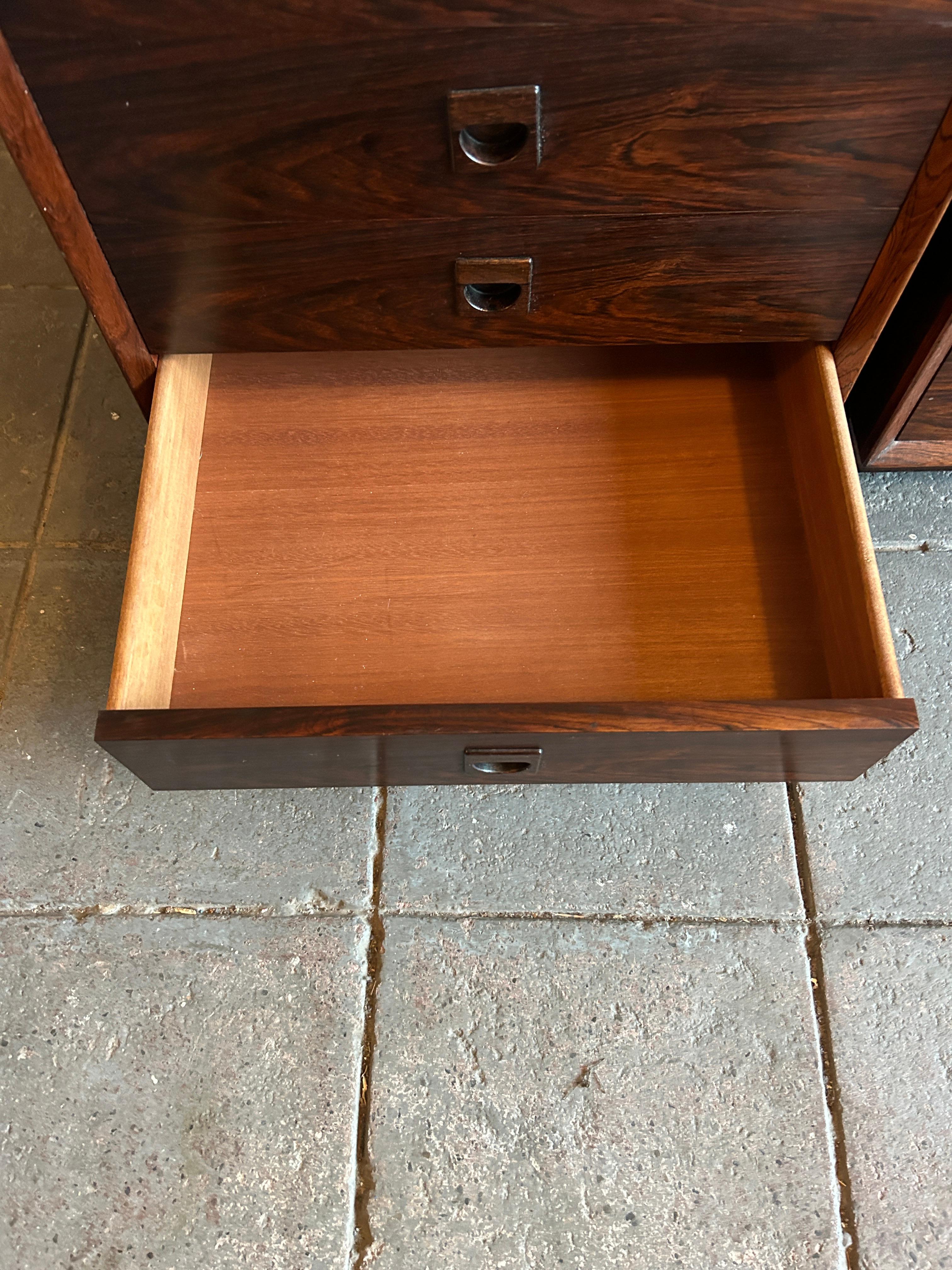 Paar Mid-Century Danish Modern Rosewood 4 Schubladen Nachttische im Zustand „Gut“ in BROOKLYN, NY